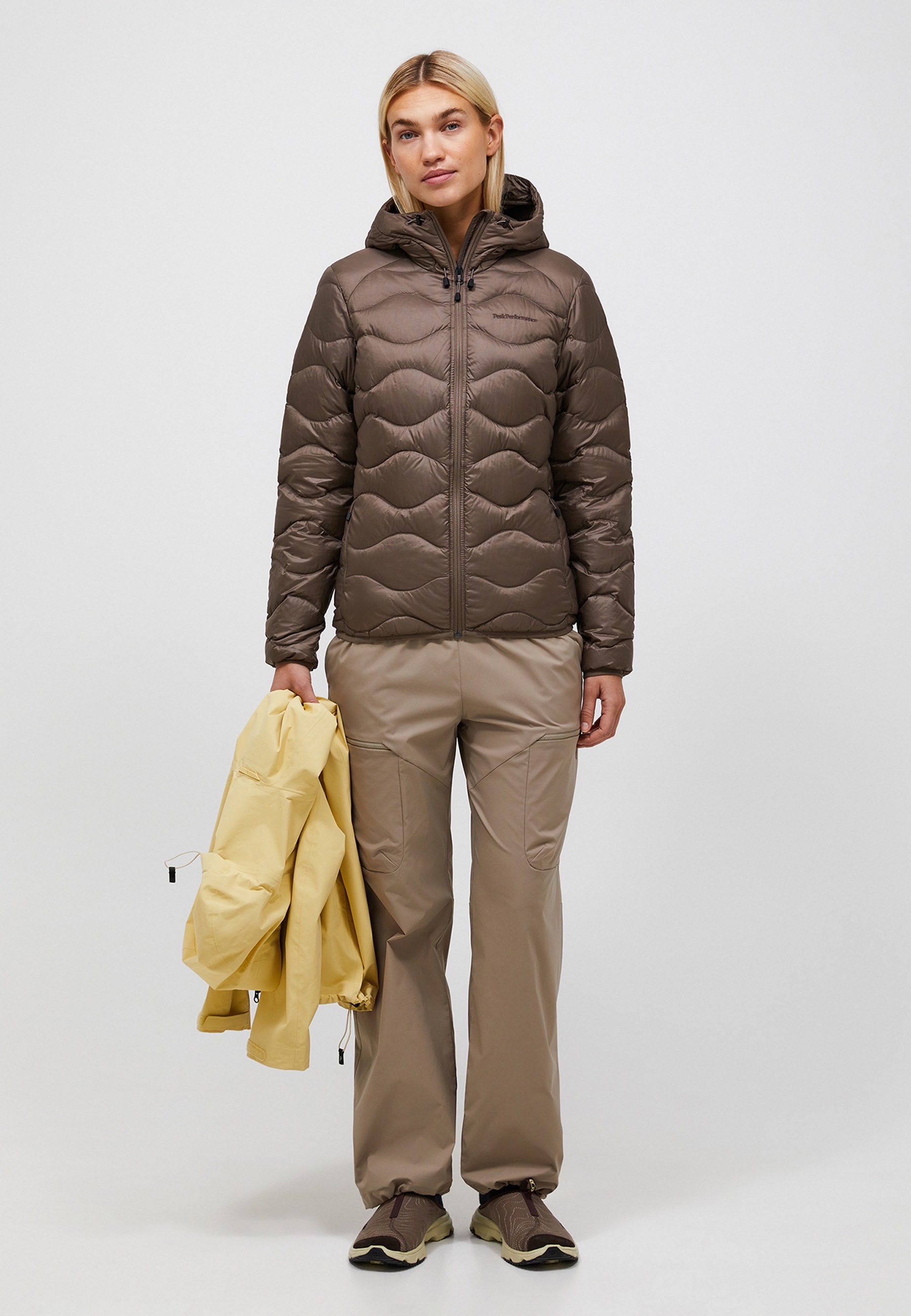 Peak Performance Steppjacke "W Helium Down Hood Jacket" mit sportivem Design