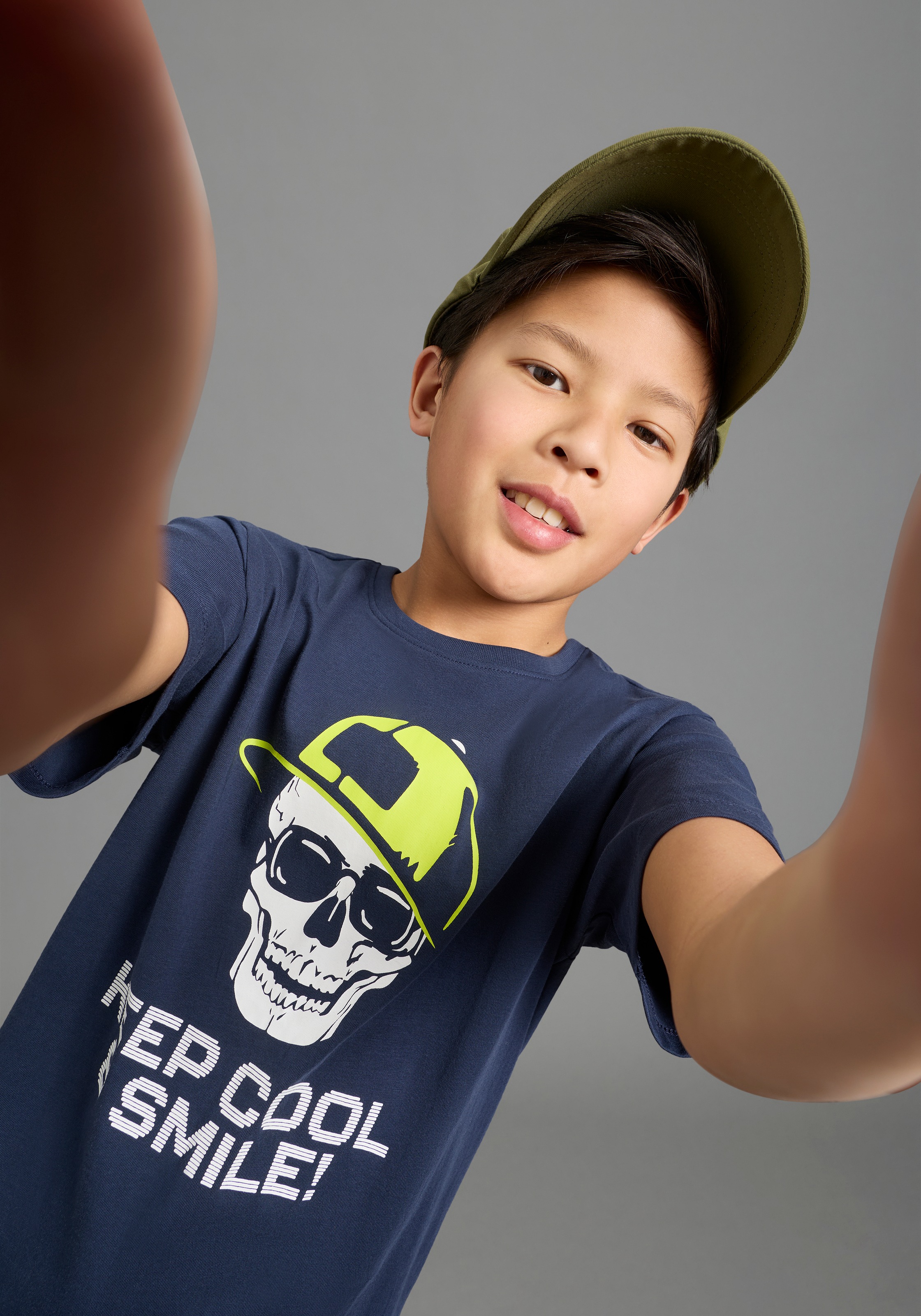 Thumbnail - KIDSWORLD T-Shirt "Mit Sprüche-Print: KEEP COOL..." kurzärmelig, basic geschnitten, Rundhalsausschnitt, aus Baumwolle