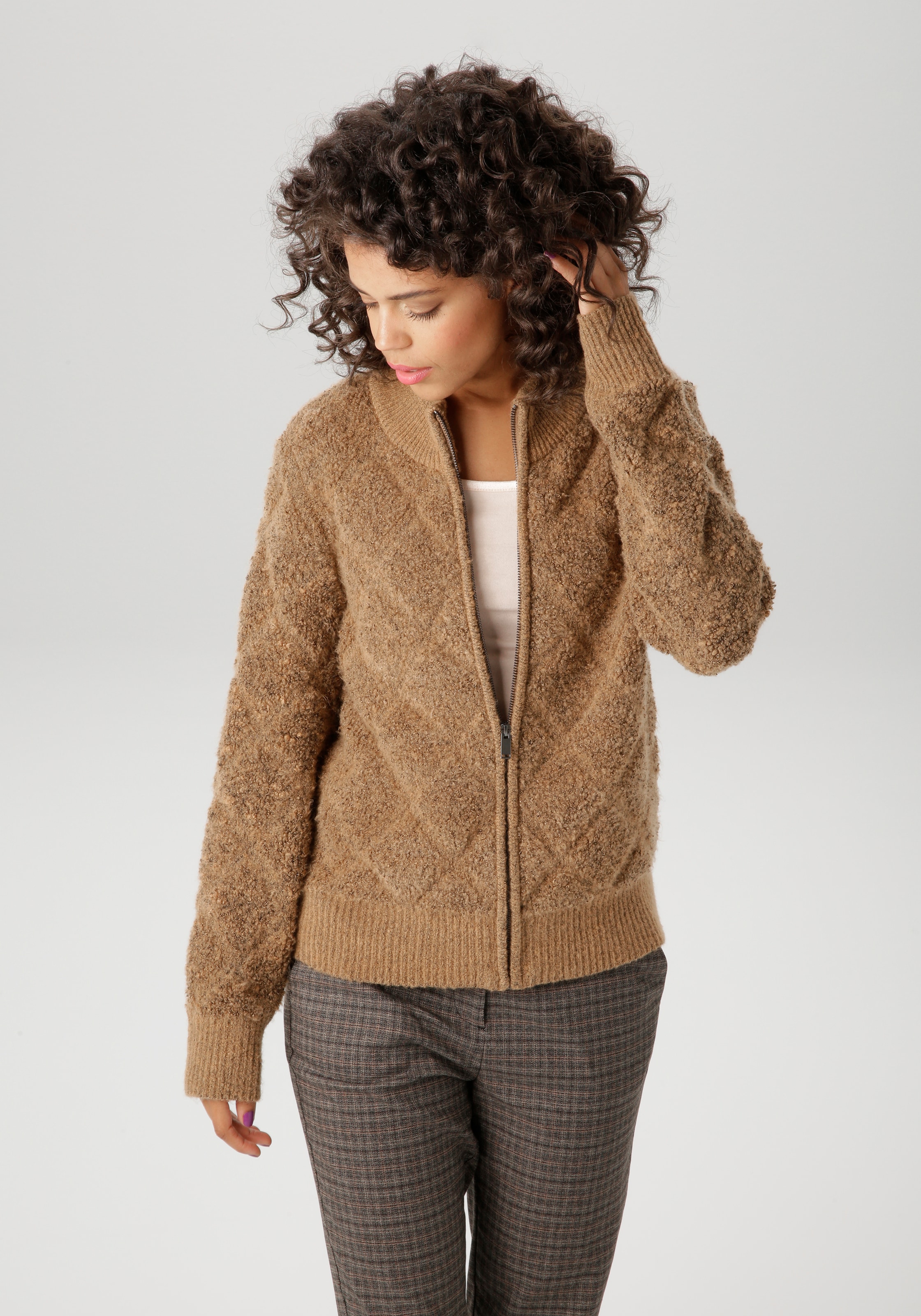 Aniston CASUAL Strickjacke, mit dezentem Rauten-Muster im 3D-Effekt - NEUE günstig online kaufen