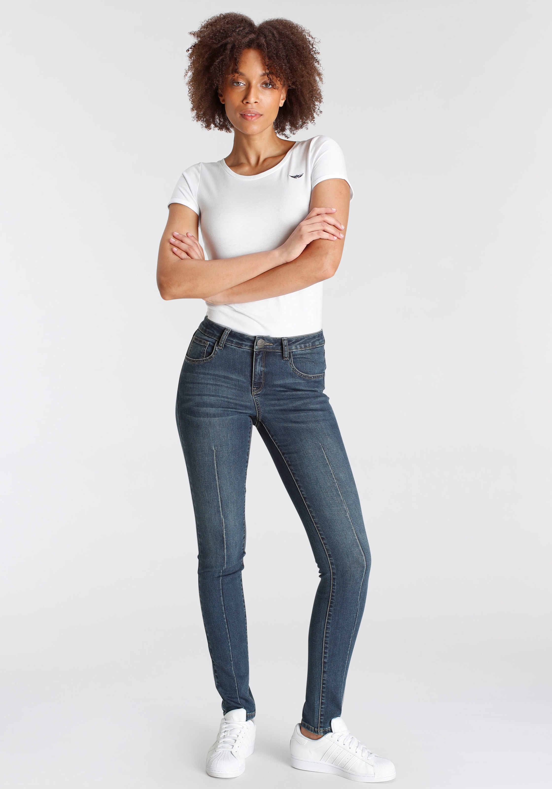 Arizona Skinny-fit-Jeans »Ultra-Stretch, sehr bequem, gut zu kombinieren«, Mid Waist high performance stretch Denim normale Leibhöhe figurbetont