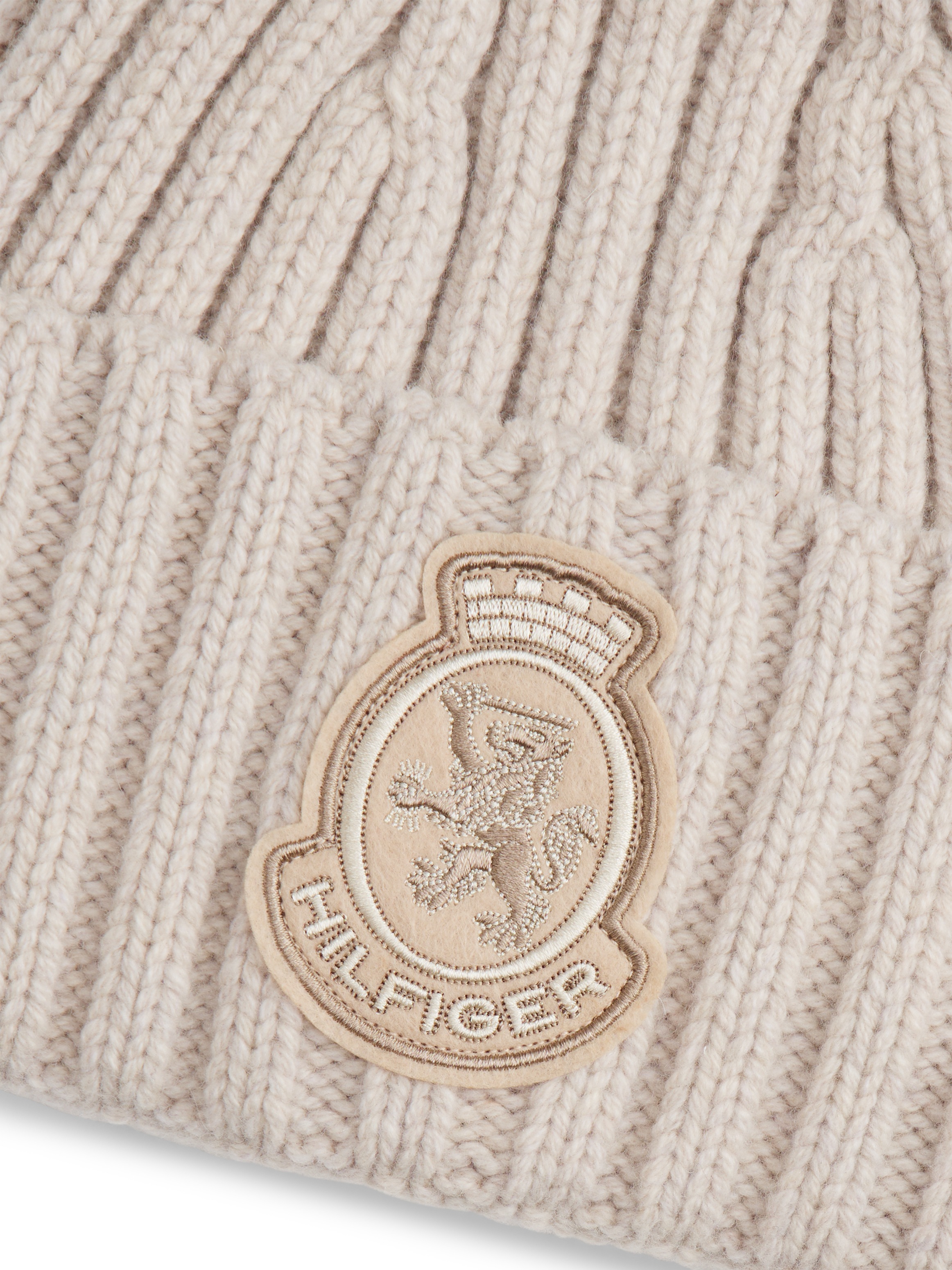 Tommy Hilfiger Beanie »TH CREST FLUFFY«, für Frauen, aus Rippstrick, TH-Wappen-Patch an Umschlag