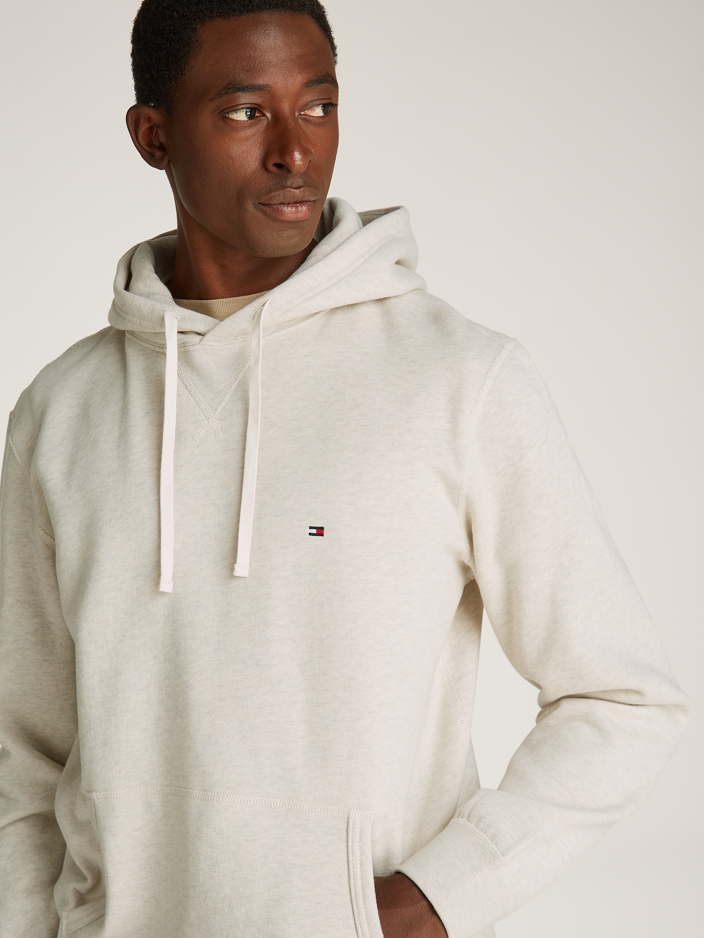 Tommy Hilfiger Hoodie »ESS SEASONAL FLEECE HOODY«, mit Logostickerei