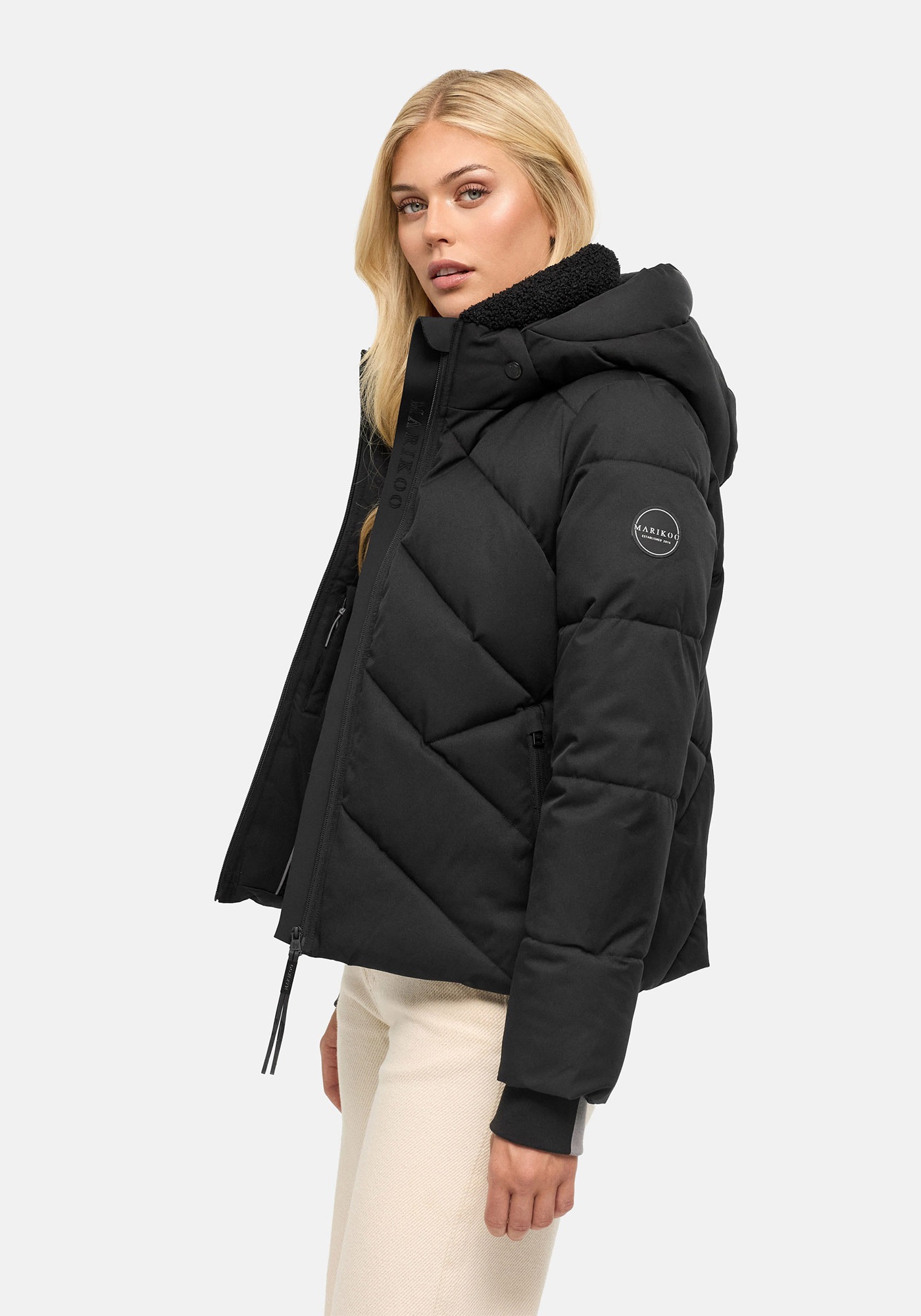 Marikoo Winterjacke »Shinamii« mit Kapuze Kurze Steppjacke mit Kapuze und diagonalem Steppmuster