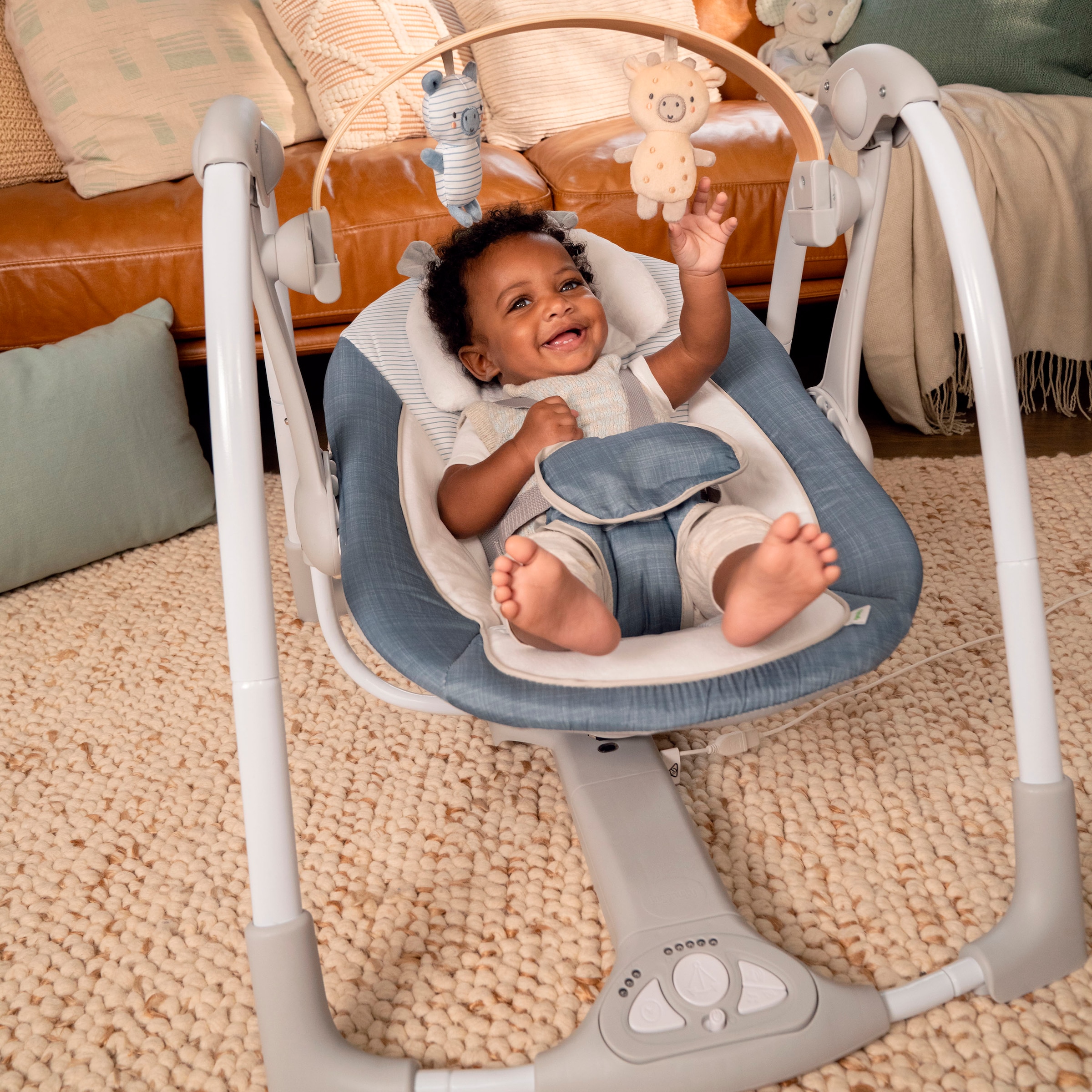 ingenuity Babywippe »Swing 'n Go Portable Swing™ - Chambray«, bis 9 kg, mit Melodien und Geräuschen