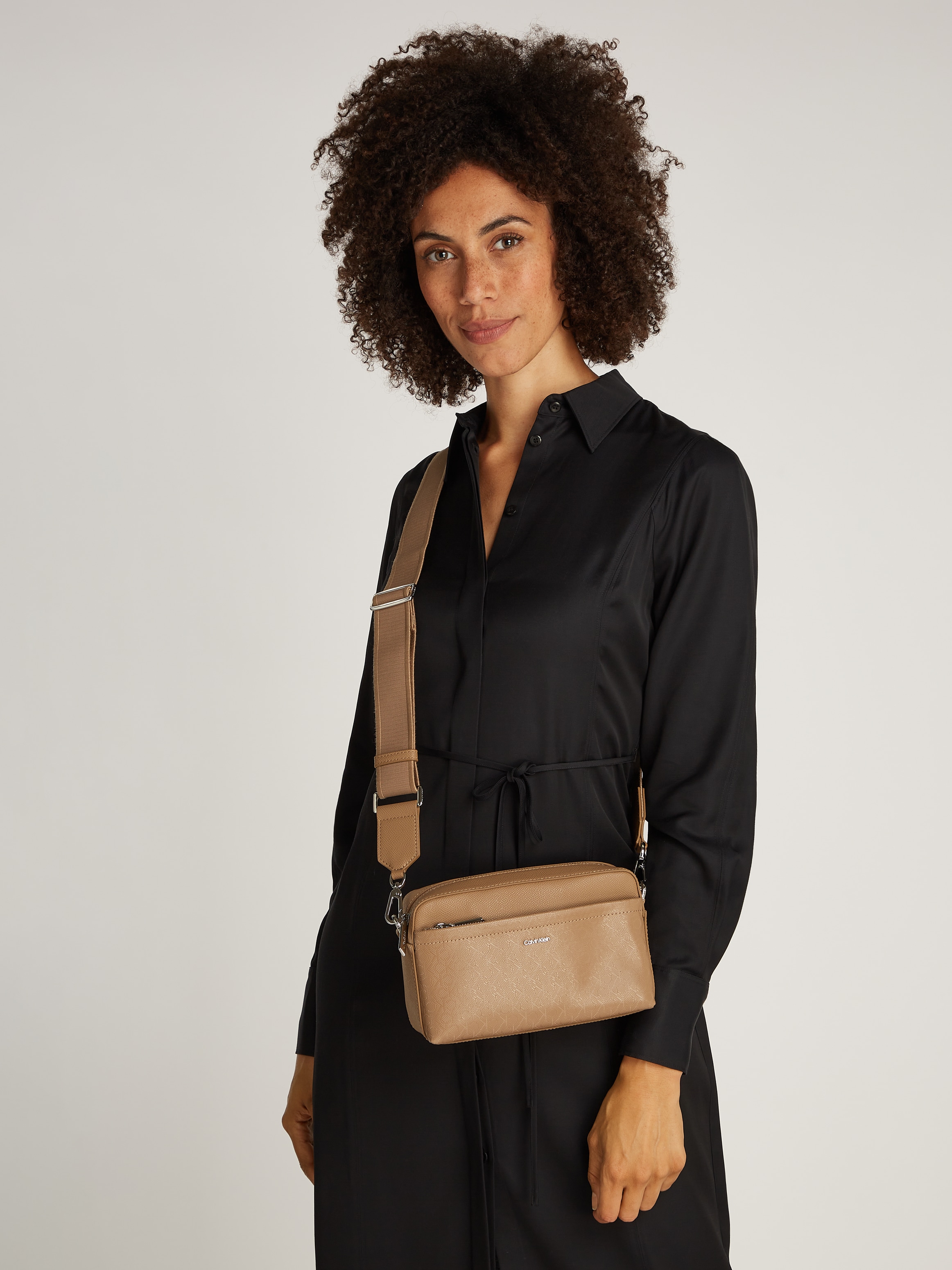 Calvin Klein Umhängetasche »CK MUST CONV CAMERA BAG_MONO«, Henkeltasche Damen, Schultertasche mit abnehmbarem Trageriemen
