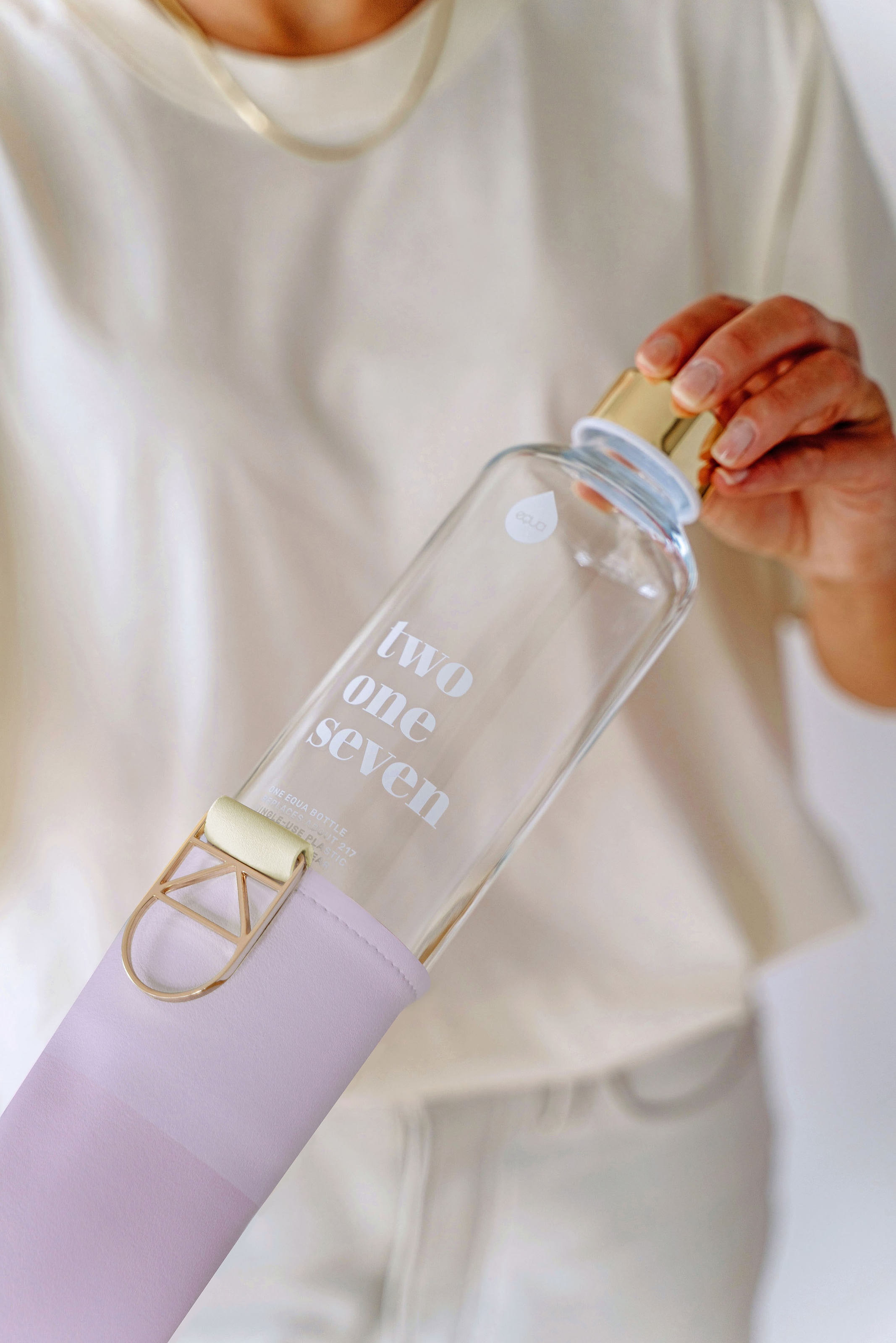 equa Trinkflasche »Mismatch Lila«, Borosilikatglas mit Kunstlederhülle, 750 ml