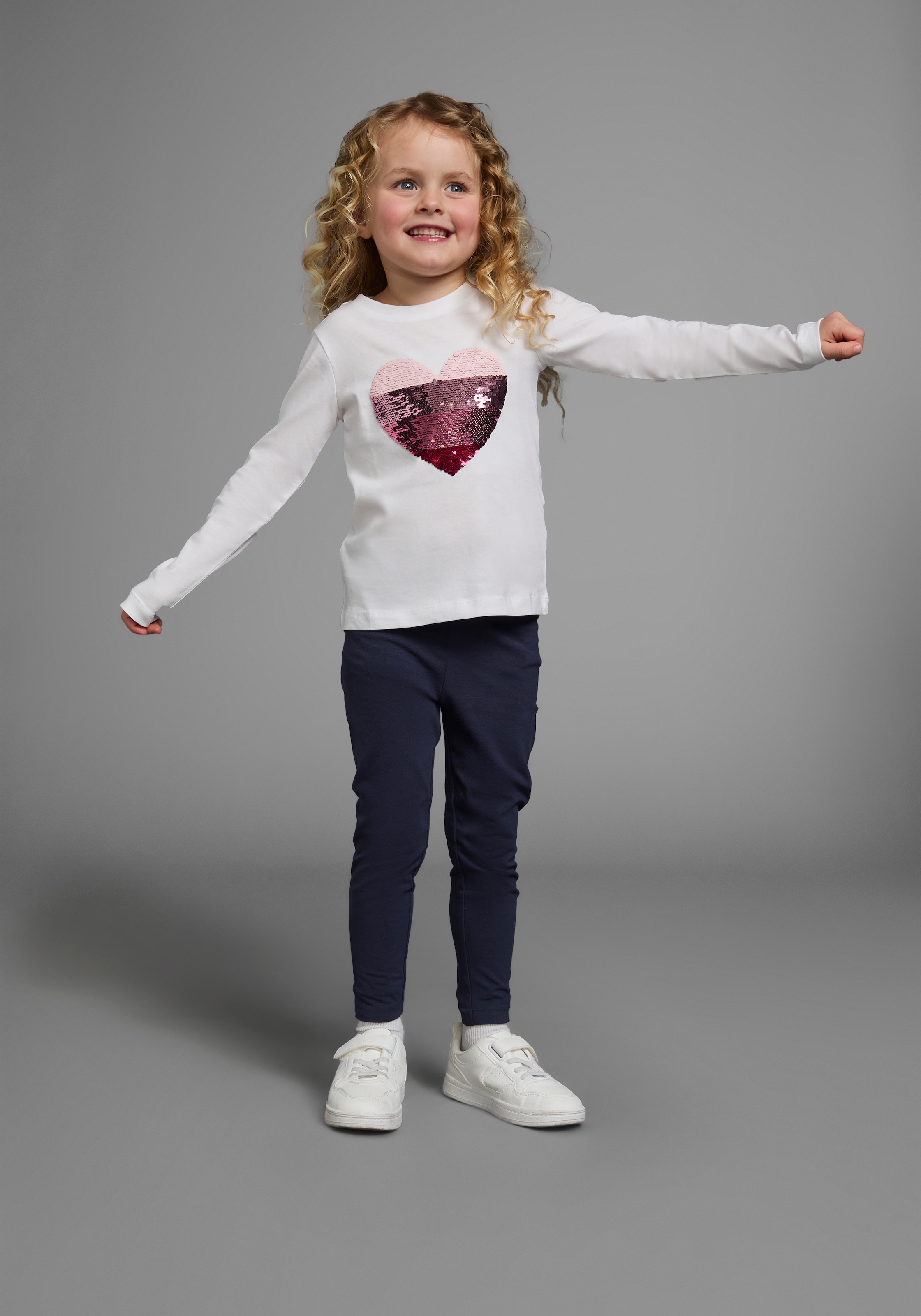 KIDSWORLD Langarmshirt », mit Paillettenherz zum Wenden«, Langarm, Basic-Passform, mit glitzernden Pailletten