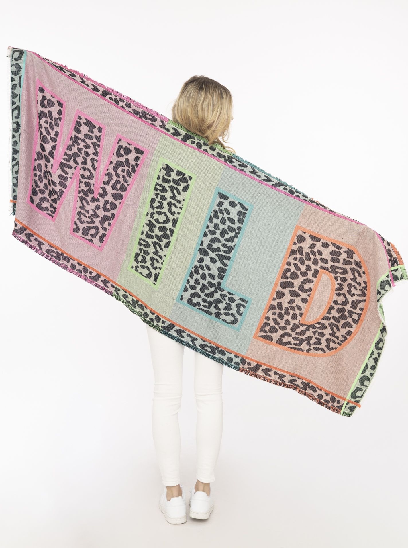 Zwillingsherz Schal ""Wild Lettering Leo"" Neon Schriftzug, Leo All-Over, Fransenabschluss, Wollanteil