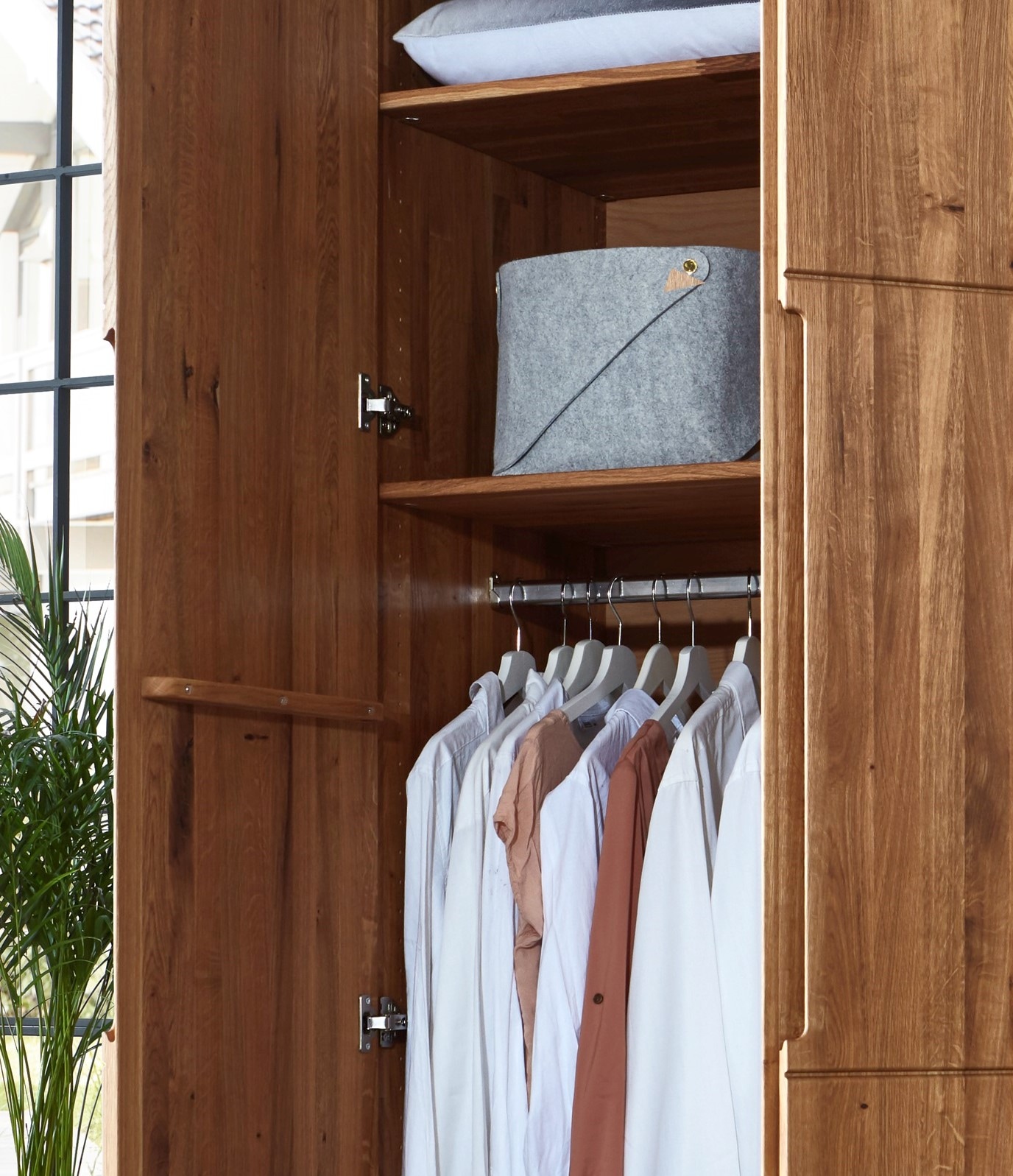 Home affaire Kleiderschrank »Azelie, aus Wildeiche«, Massivholz-Kleiderschrank, im 50 cm Raster planbar