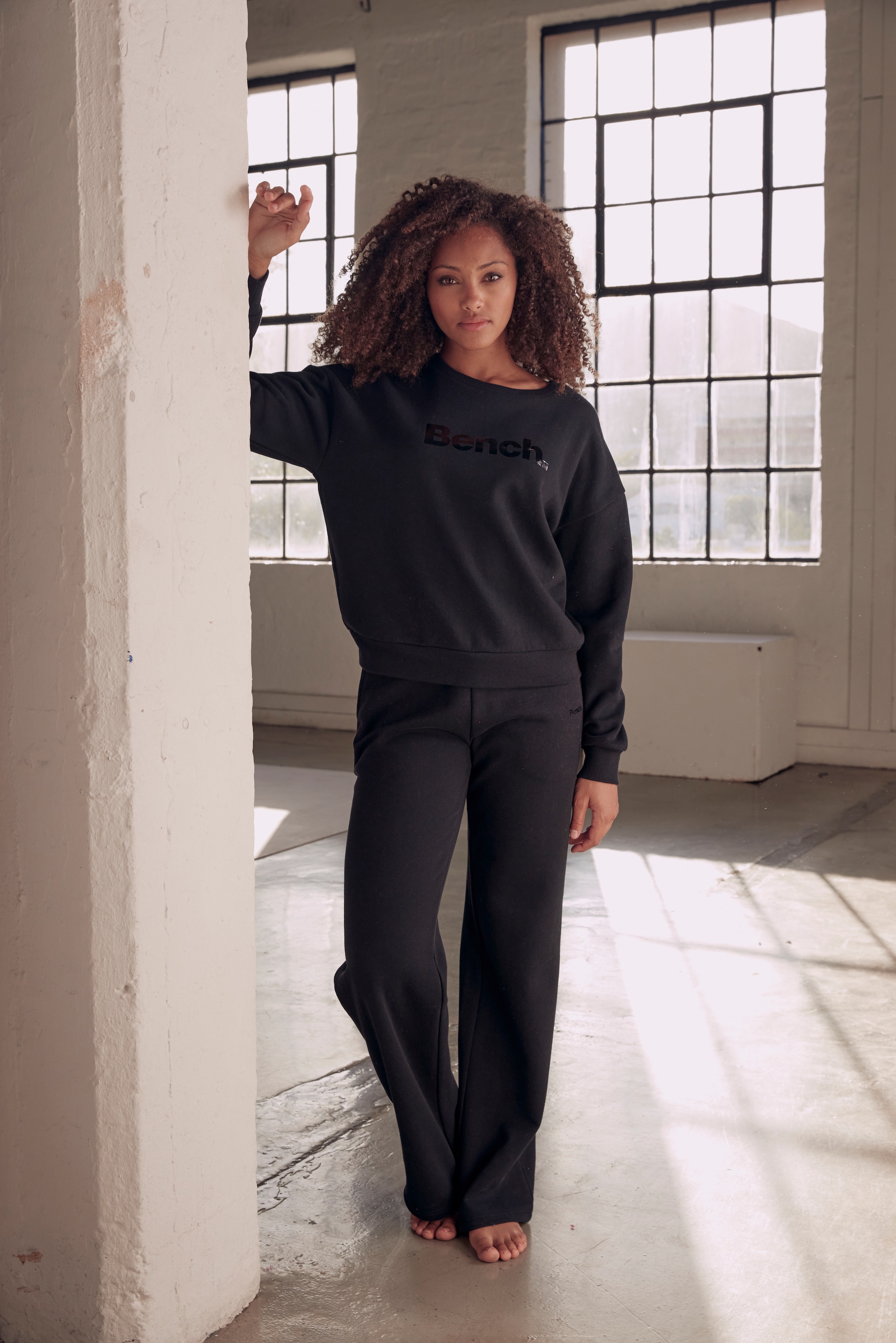 Bench. Loungewear Sweatshirt, mit glänzendem Logodruck, Loungewear