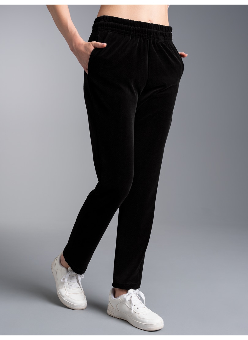 Trigema "TRIGEMA Nicki Hose mit praktischen Eingrifftaschen"
