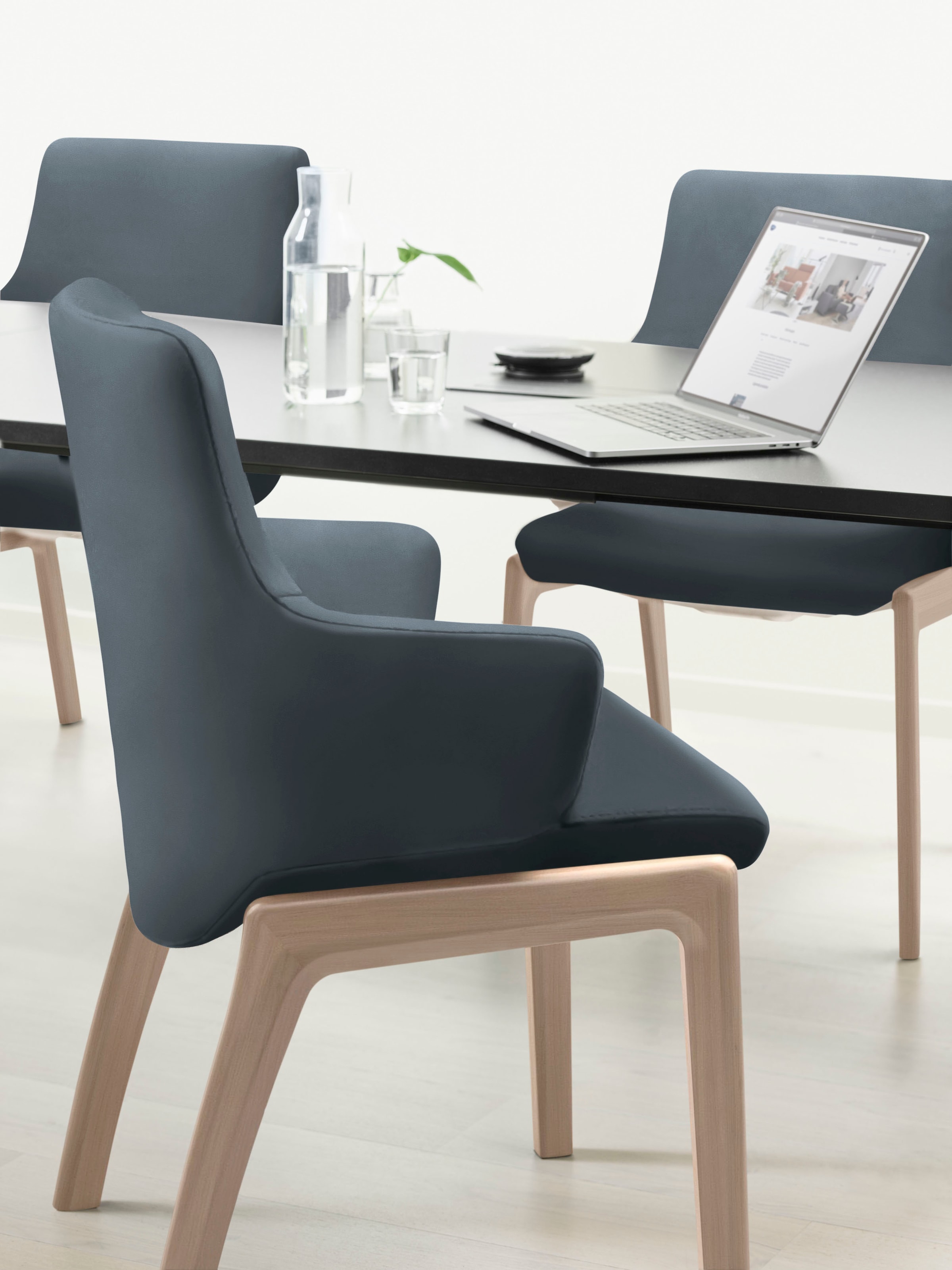 Stressless® Polsterstuhl »Laurel«, Leder BATICK, Low Back mit Armlehne, Größe L, mit abgerundeten Beinen in Schwarz