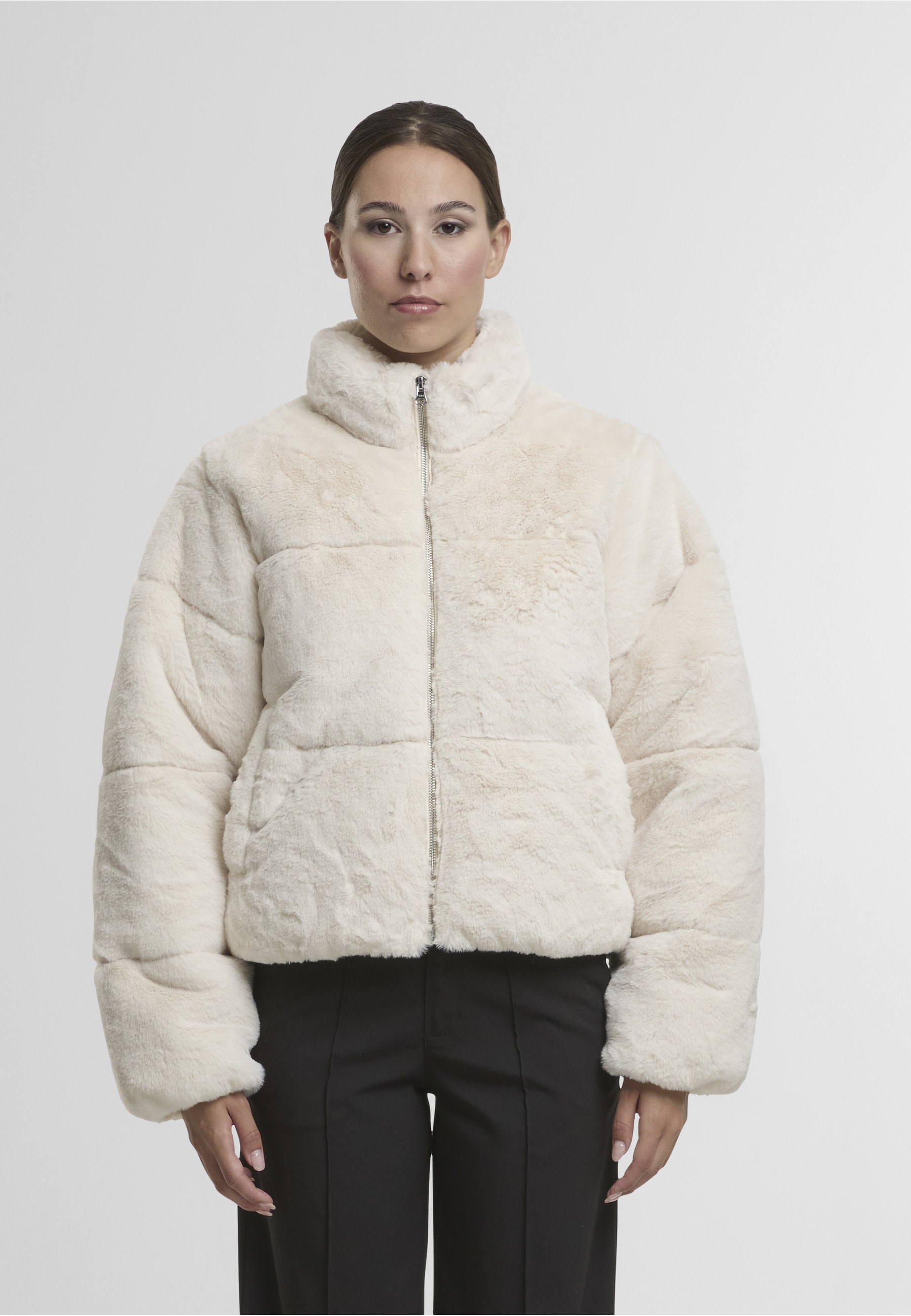 URBAN CLASSICS Winterjacke »Urban Classics Ladies Short Faux Fur Puffer Jacket« 1 Stk. tlg. ohne Kapuze