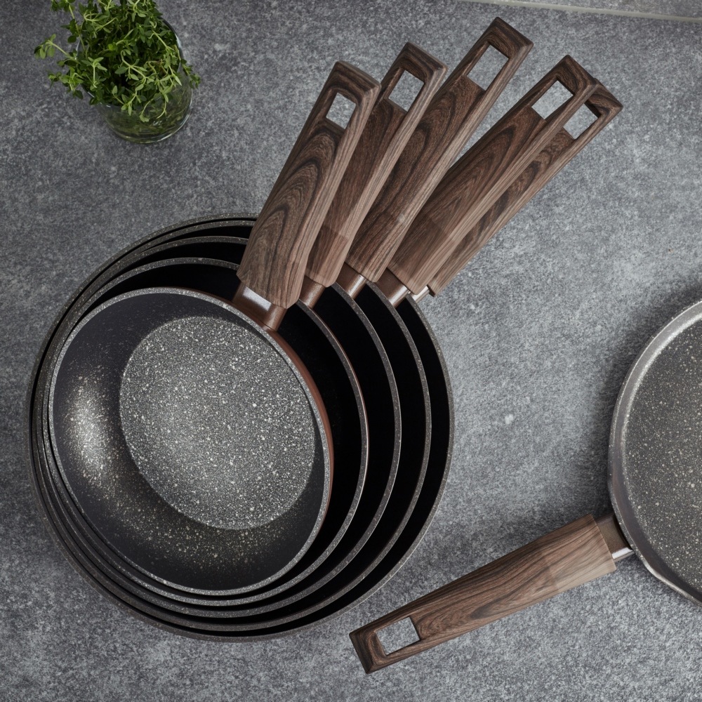 RESTO Kitchenware Bratpfanne »Carina, Universalpfanne mit holzähnlichem Soft-Touch-Griff«, Aluminium, (1 tlg.), mit Marmor-Antihaftbeschichtung, 4-lagig, für alle Herdarten geeignet
