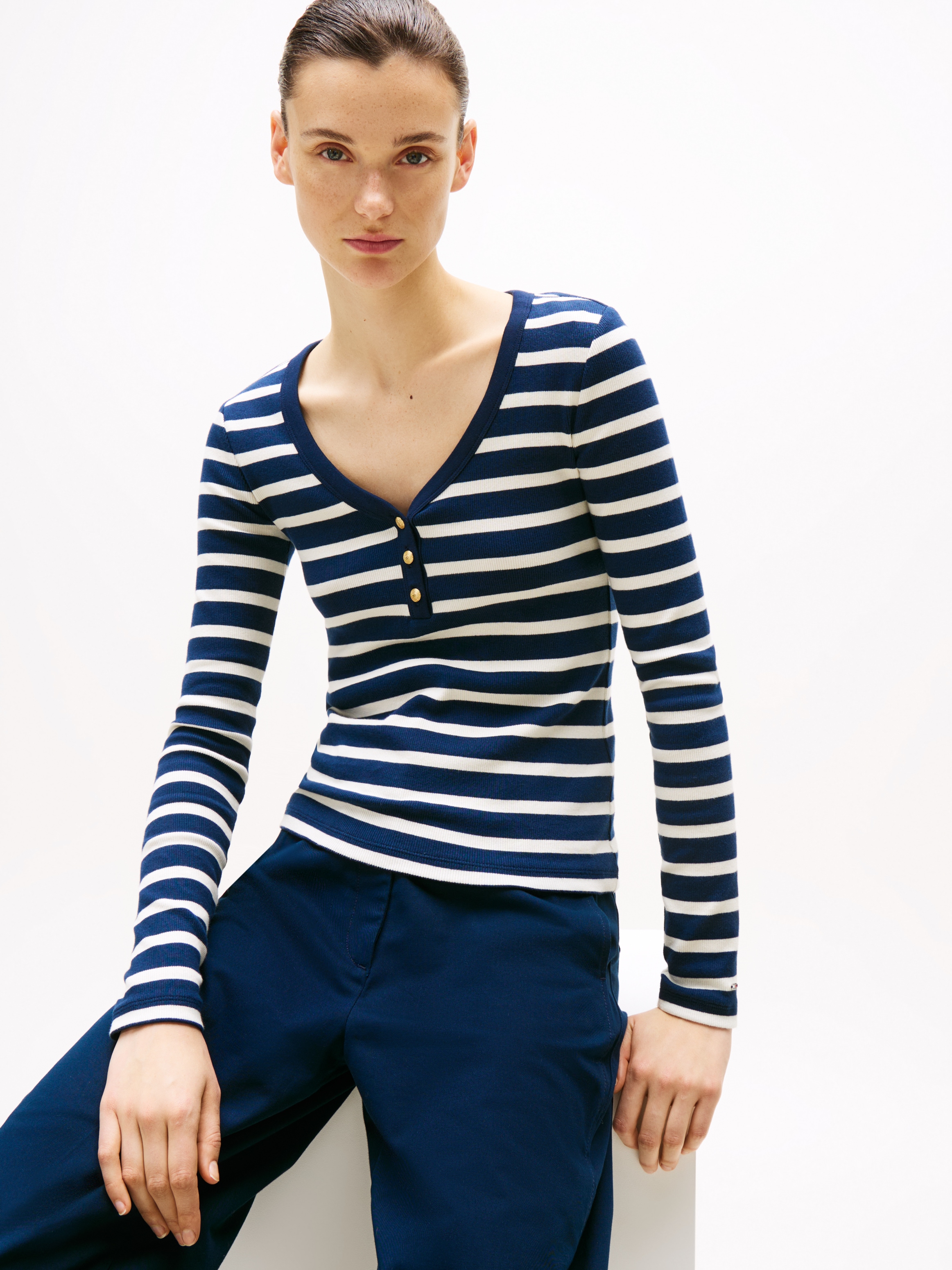 Tommy Hilfiger Langarmshirt »SLIM HENLEY GB SCOOP-NK LS«, mit Rippenstruktur, mit Metalllabel