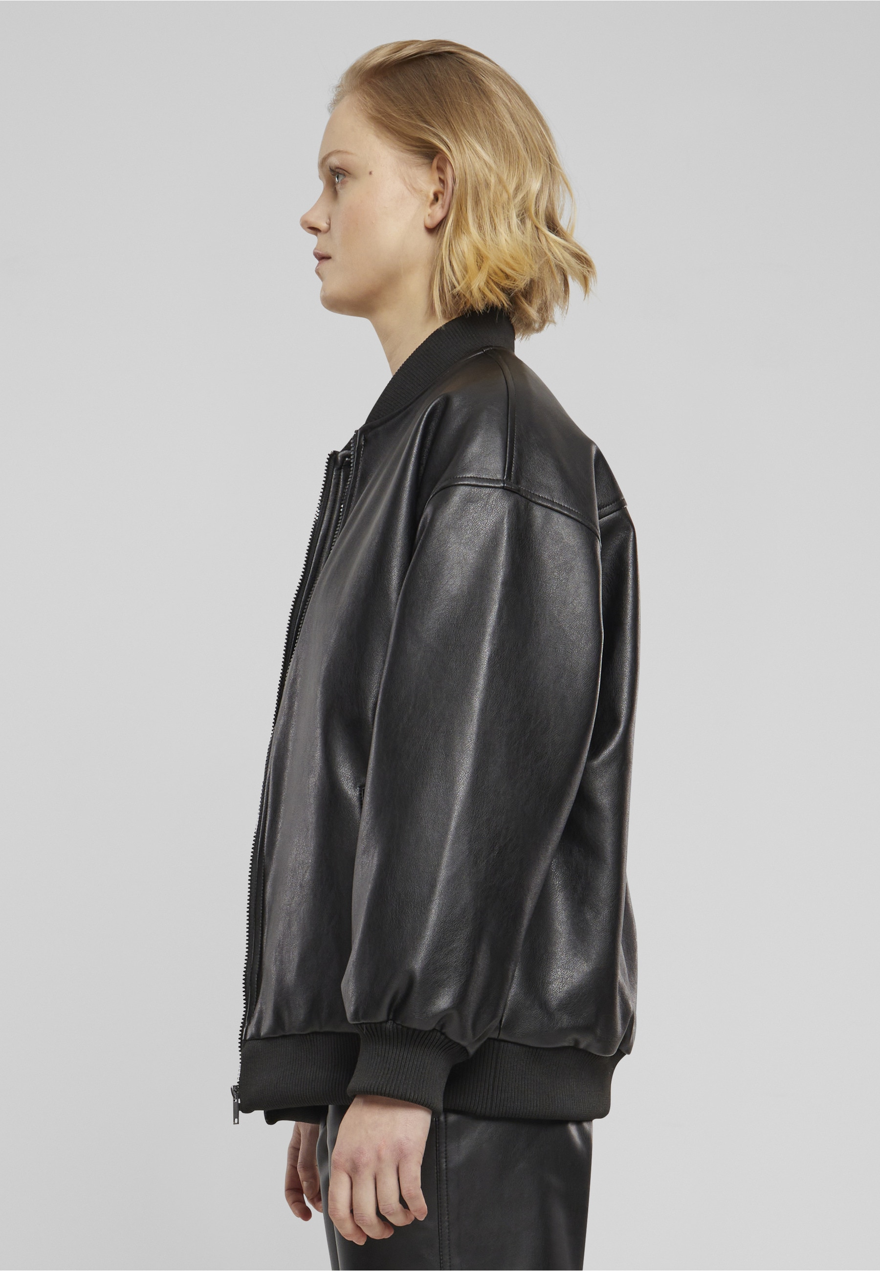 URBAN CLASSICS Lederjacke »Urban Classics Ladies Synthetic Leather Bomber Jacket« 1 Stk. tlg. ohne Kapuze