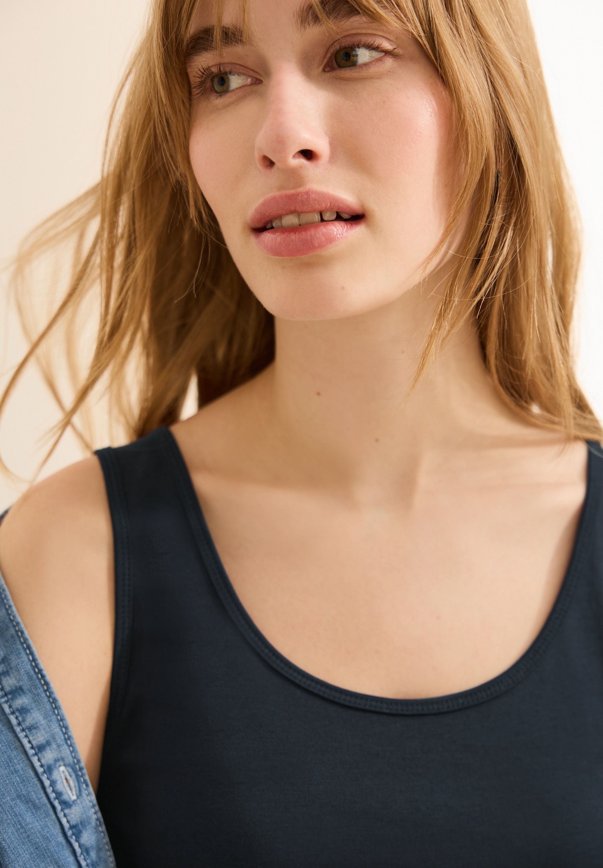 Trägertop CECIL "Style Linda", Damen, Gr. XXL (46), blau (universal blau), Jersey, Obermaterial: 100% Baumwolle, unifarben, regular fit taillenbedeckt, Rundhals, Tops Trägertop, mit tiefem Rundhalsausschnitt 3