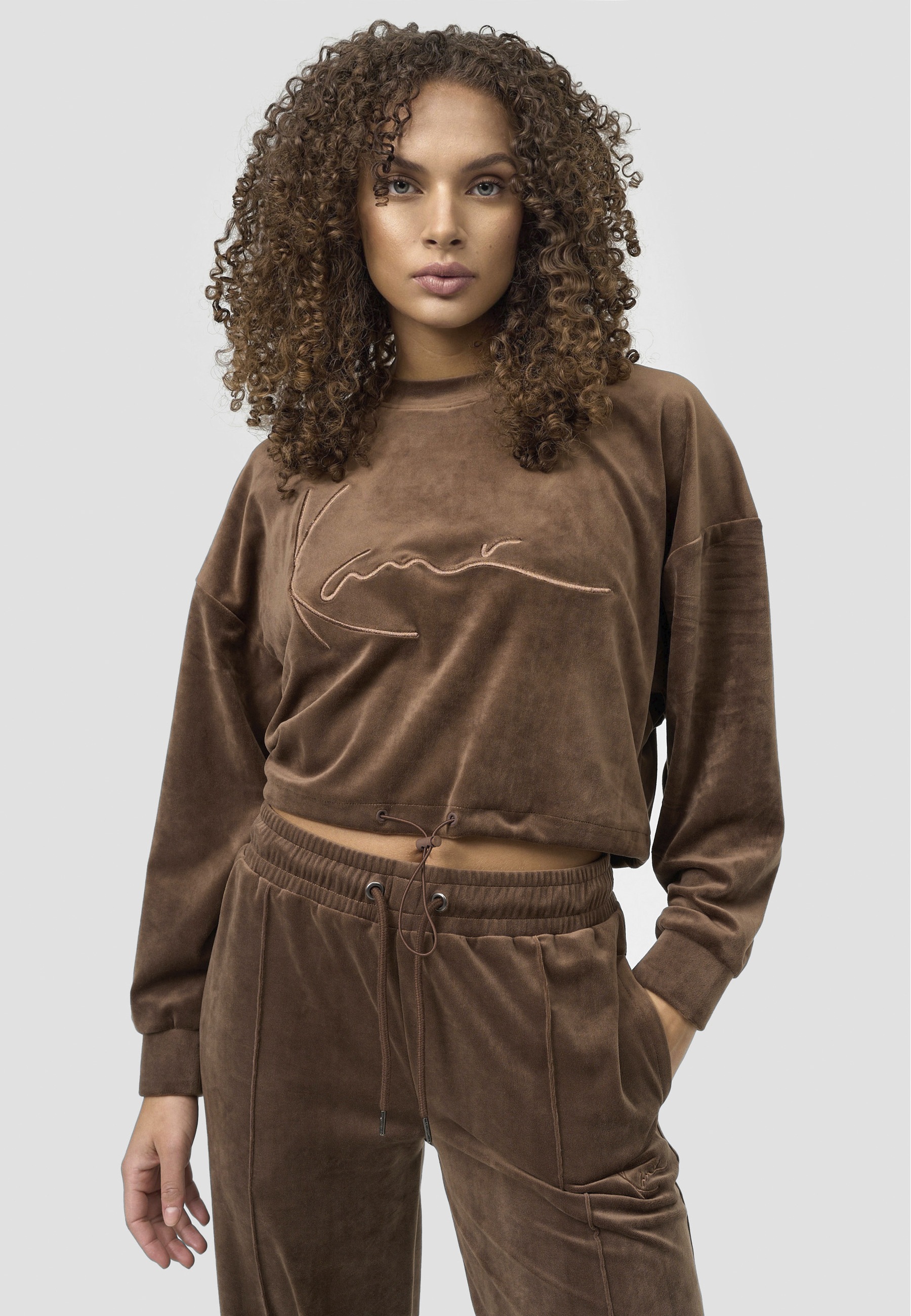 Karl Kani Sweater »Karl Kani Damen KW214-045-1 Signature Velvet Crop Crew brown«, 1 Stk.
