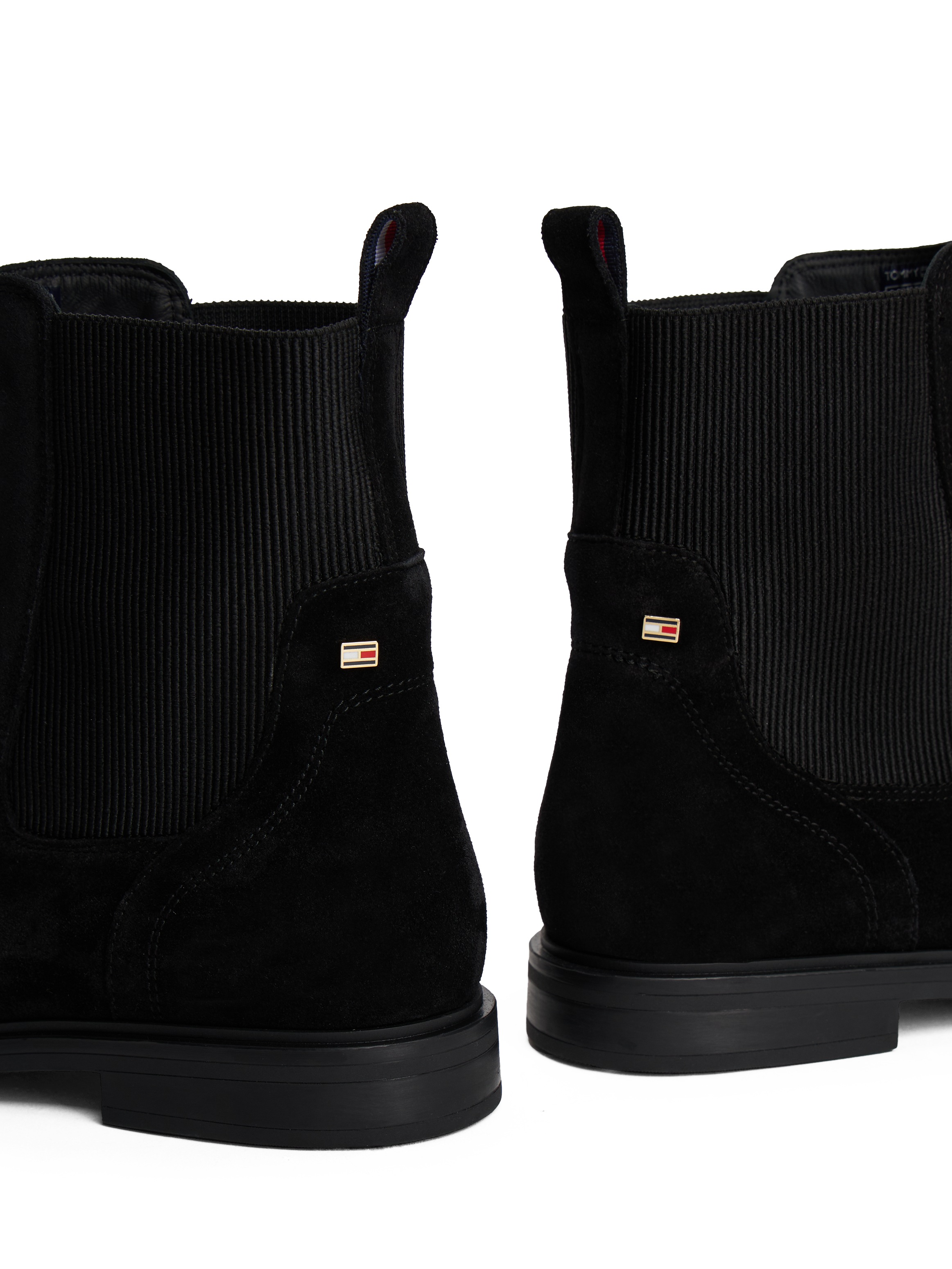 Tommy Hilfiger Chelseaboots »FLAG SUEDE CHELSEA BOOT«, Stiefelette, Businessschuh mit Hardcover-Flagge an der Ferse