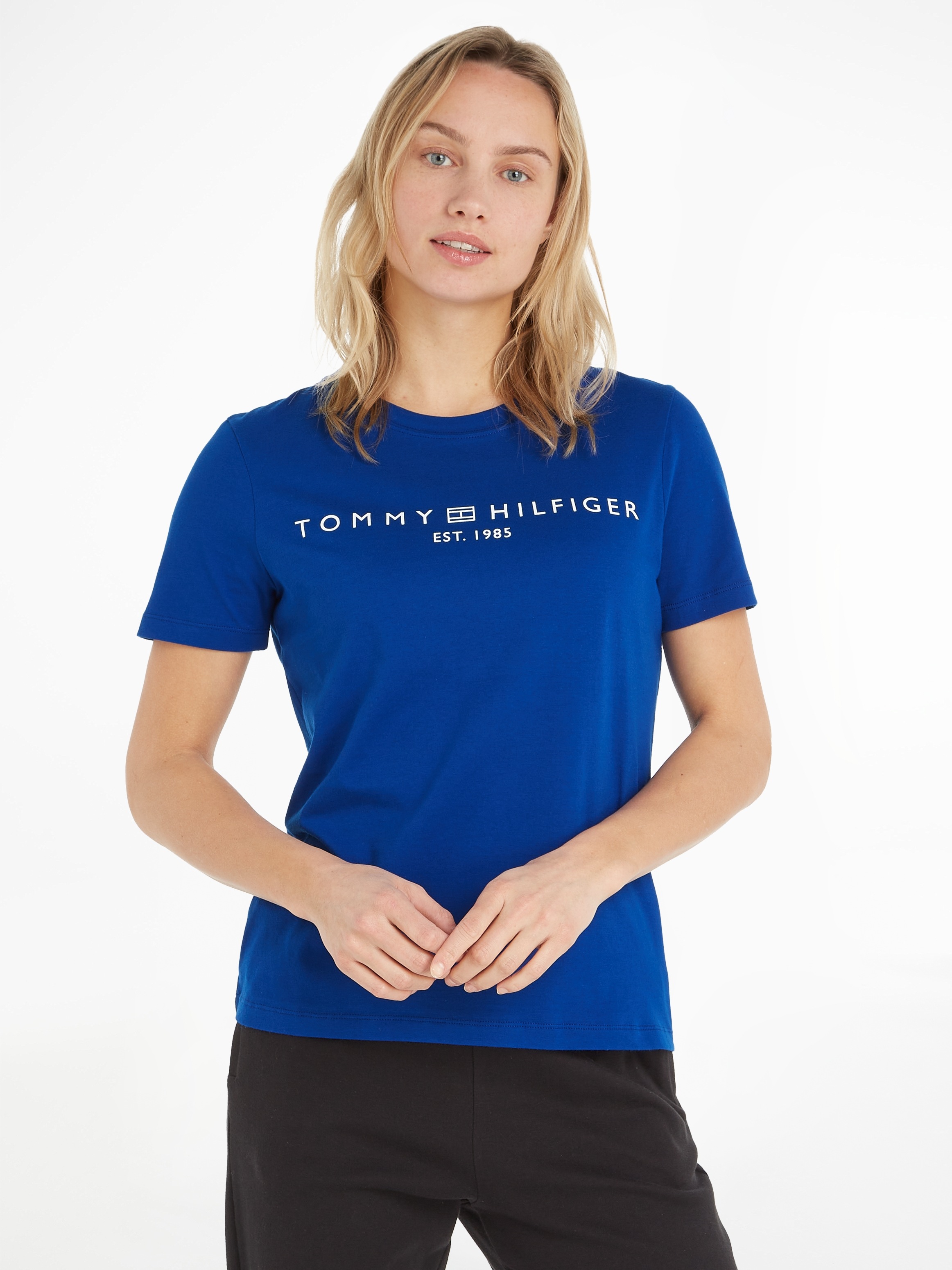 Tommy mit T-Shirt, der auf BAUR Hilfiger Markenlabel | kaufen Brust online