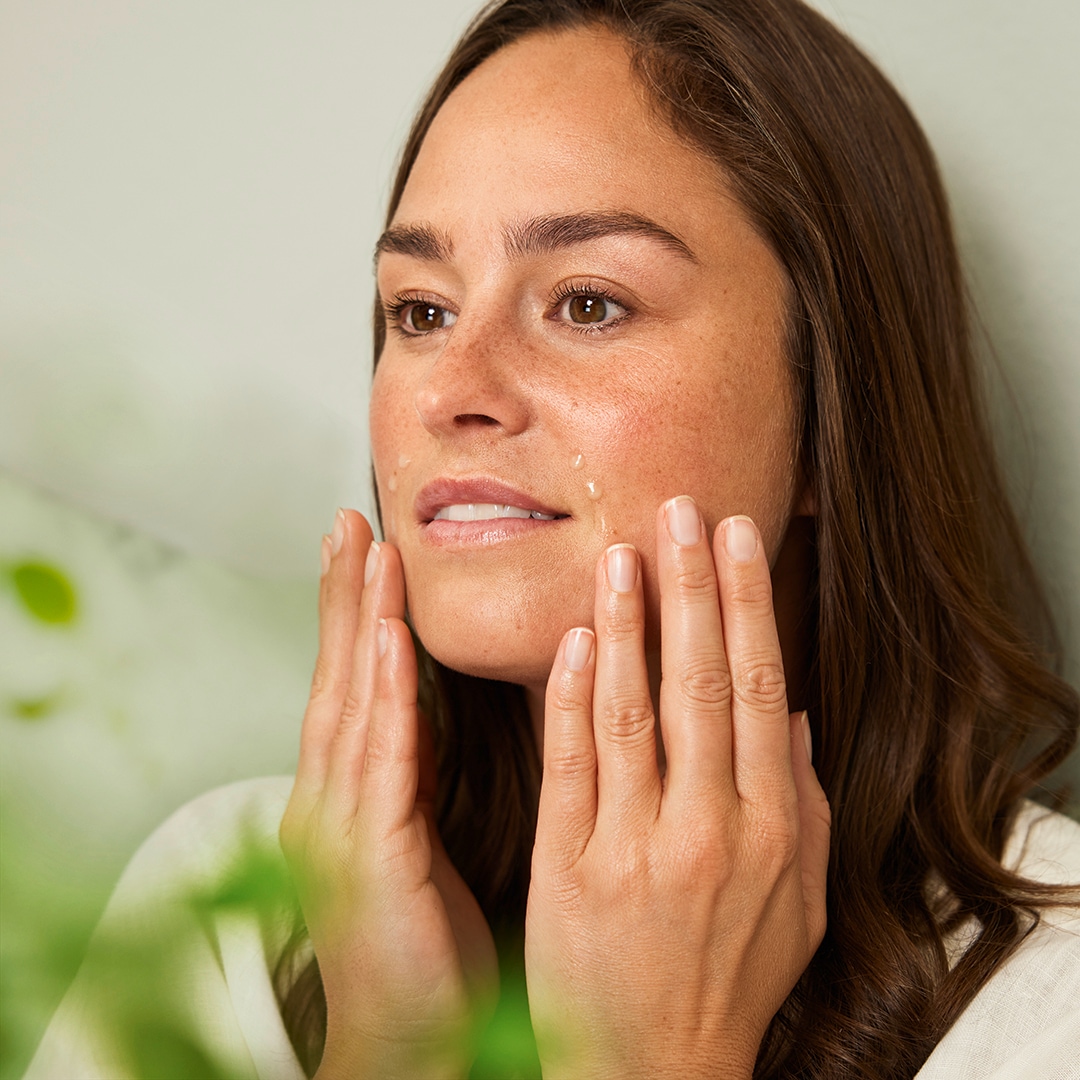 WELEDA Gesichtsserum »Weleda Straffendes Serum Granatapfel & Maca-Peptide« spendet Feuchtigkeit & verbessert die Elastizität
