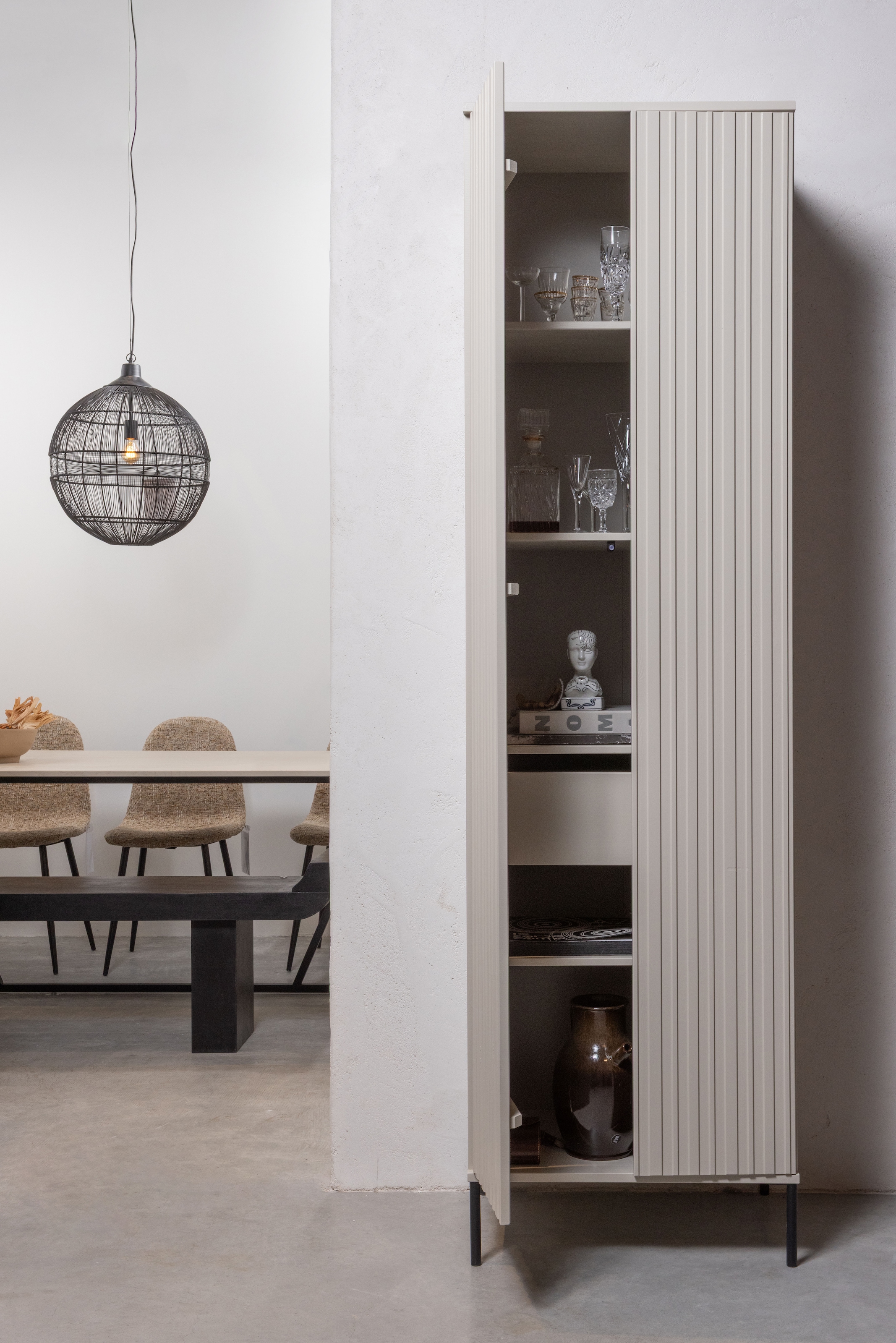 WOOOD Highboard »WOOOD NEW GRAVURE SCHRANK MIT SCHUBLADEN KIEFER DUST [fsc]« Gravure New Hochschrank von WOOOD mit Stauraum, Stil und Push-to-Open