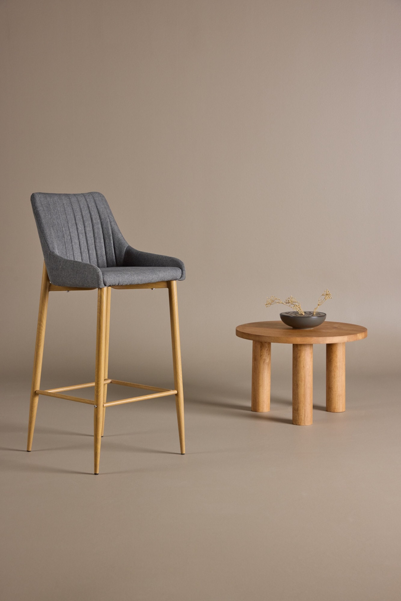 Venture Home Barhocker "Plaza, 2er-Set Barhocker in Dunkelgrau-Stoff, Eichen-Beine, 120 kg" Set, 2 Stk. tlg. Tresenstuhl, Stoffbezug, Holzoptik-Metallbeine, Fußstütze, modern