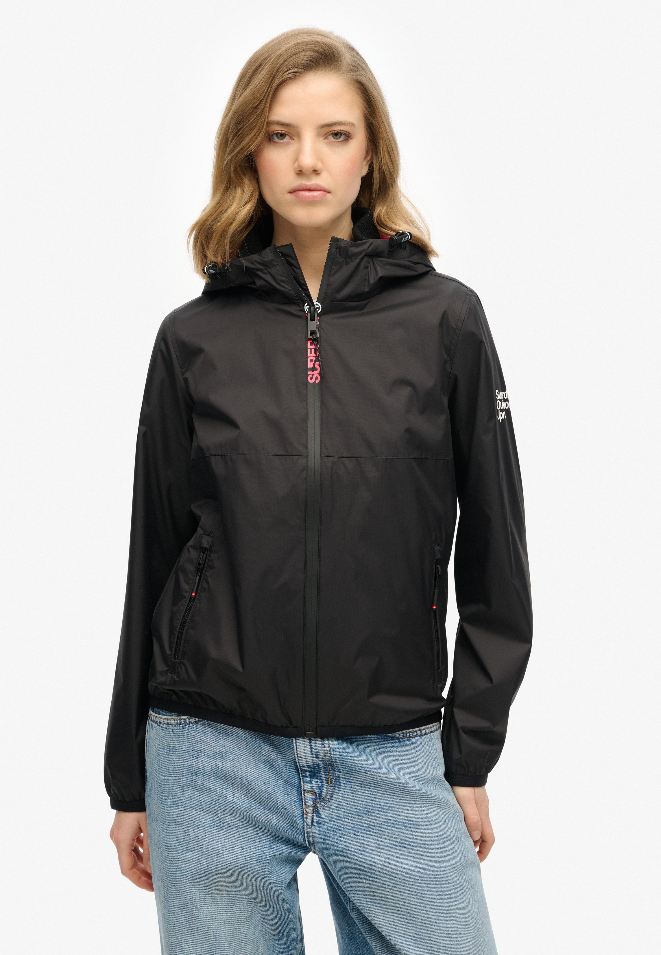 Superdry Outdoorjacke "HOODED LOGO WINDBREAKER JACKET" mit Kapuze hüftbedeckende Länge, hochschließender Kragen, mit Reißverschluss