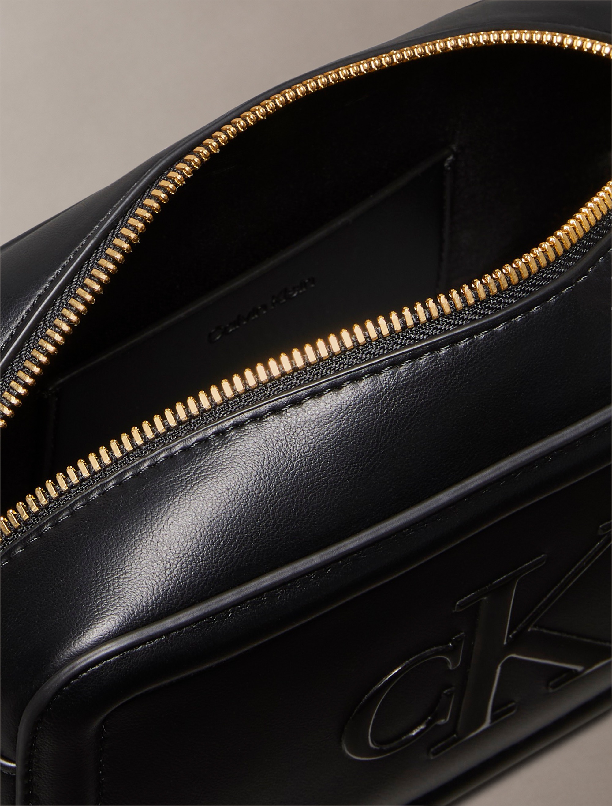 Calvin Klein Mini Bag »RAISED CK CAMERA BAG«, kleine Damen-Umhängetasche, Schultertasche, Kamerabag mit CK-Logo