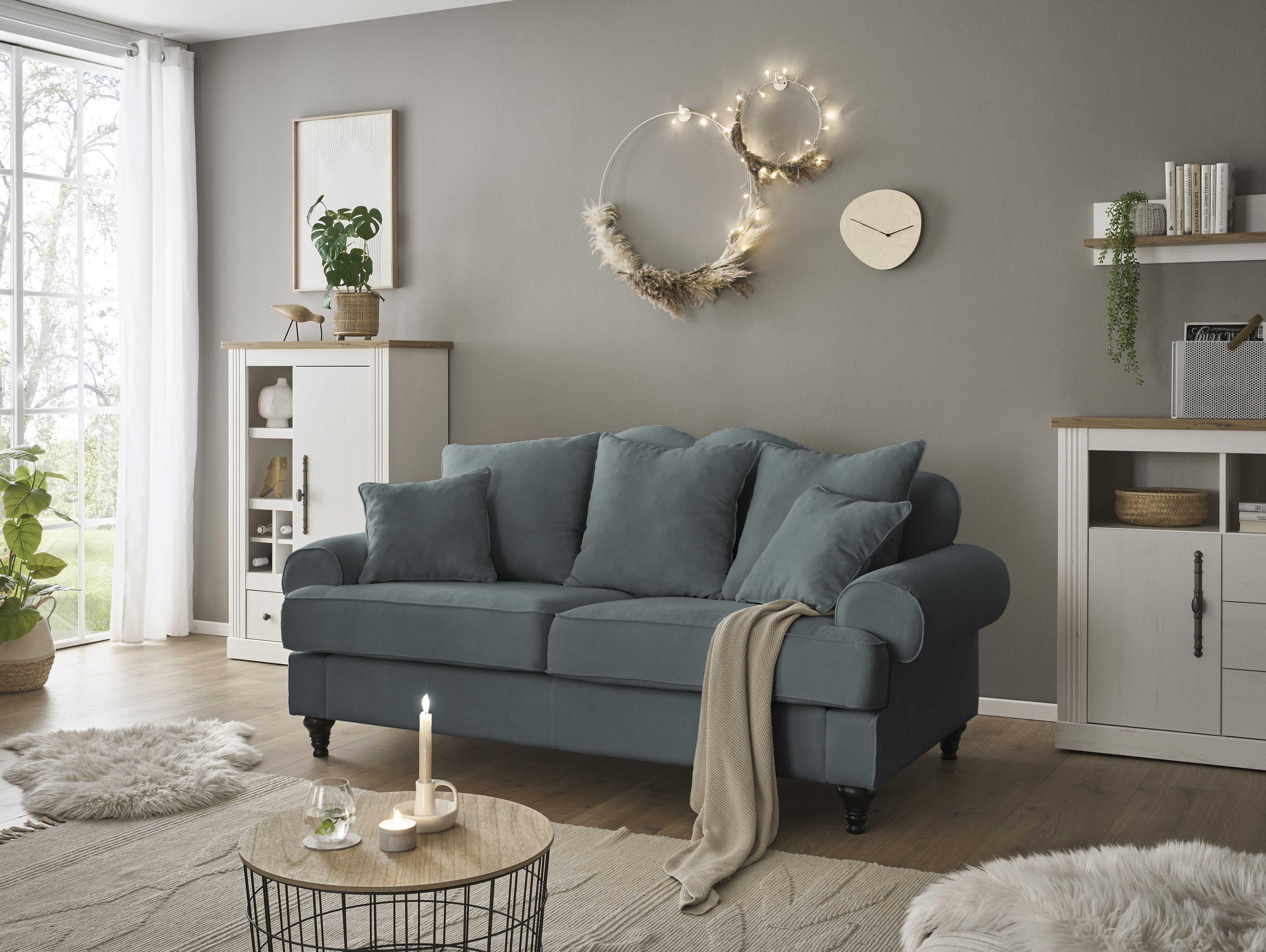 OTTO home 3-Sitzer "Westminster, Sofa im Landhausstil, Couch mit Zierkissen" Federkern-Polsterung, gedrechselter Fuß, hochwertiger Microfaserbezug
