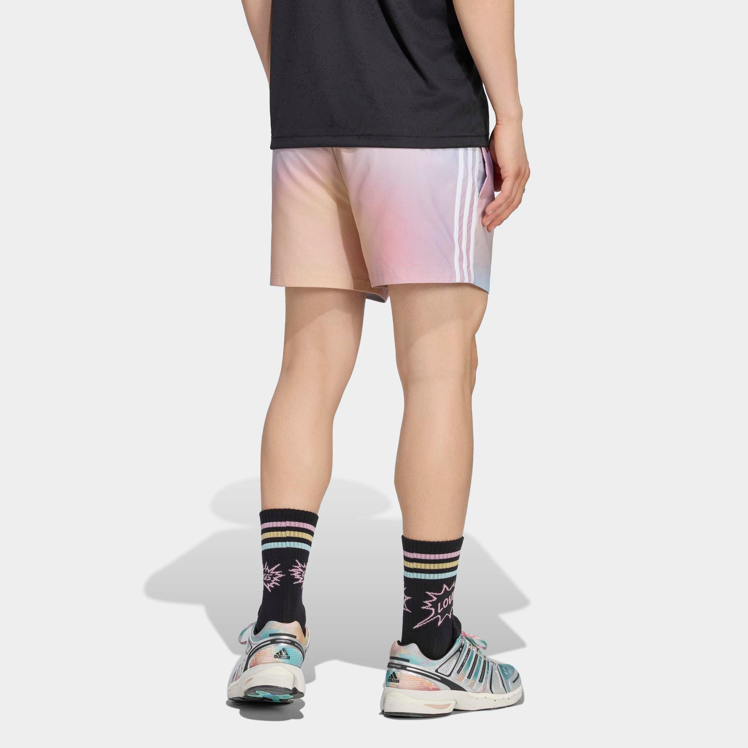 adidas Originals Shorts »PRIDE AOP«  für Schwimmen und Sportmode, ohne Verschluss, normal-weite Passform
