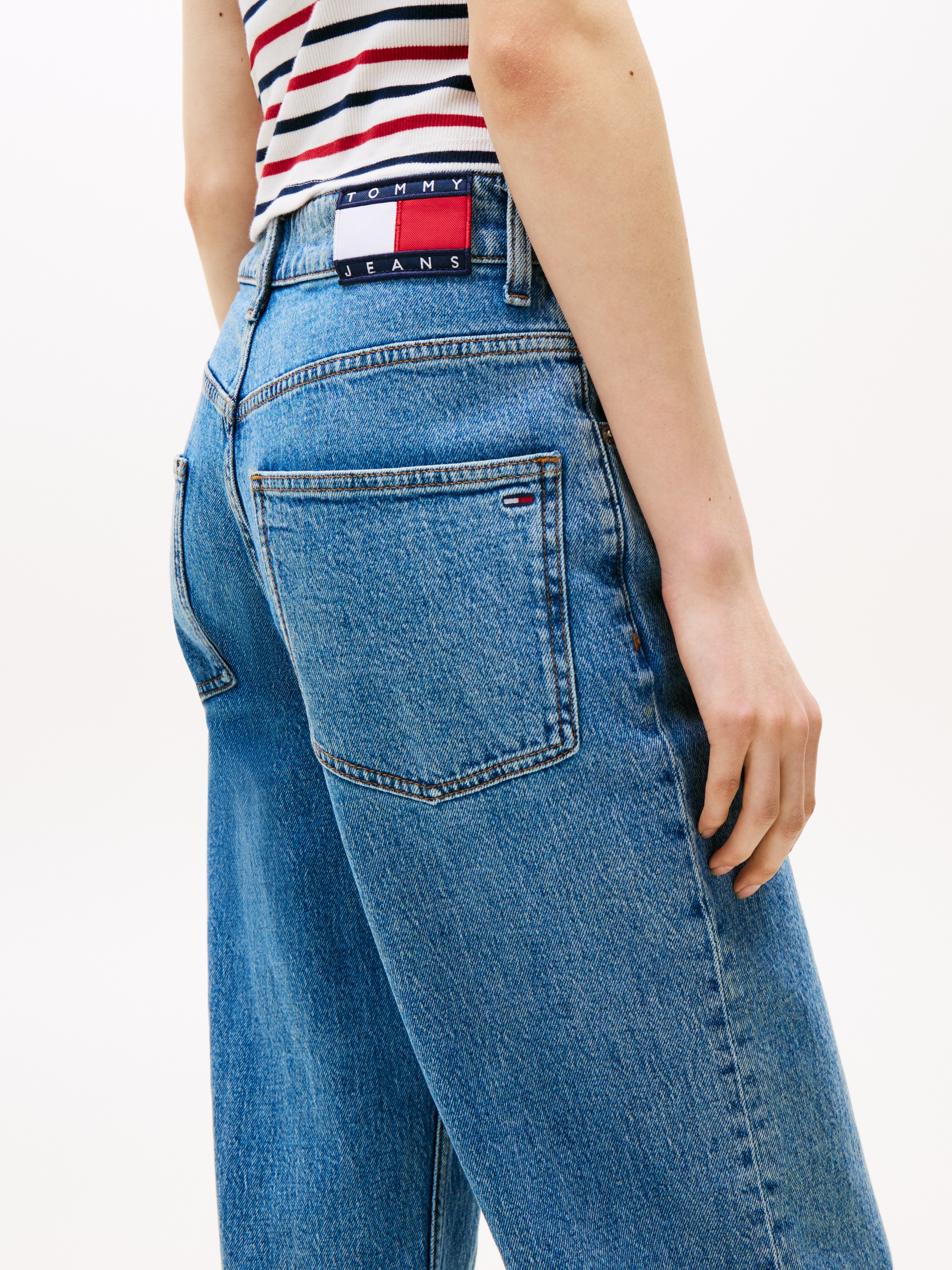 Tommy Jeans Relax-fit-Jeans »Mia Mid Rise Relaxed Straight«, in blauer Waschung, mit Hammerschlaufe