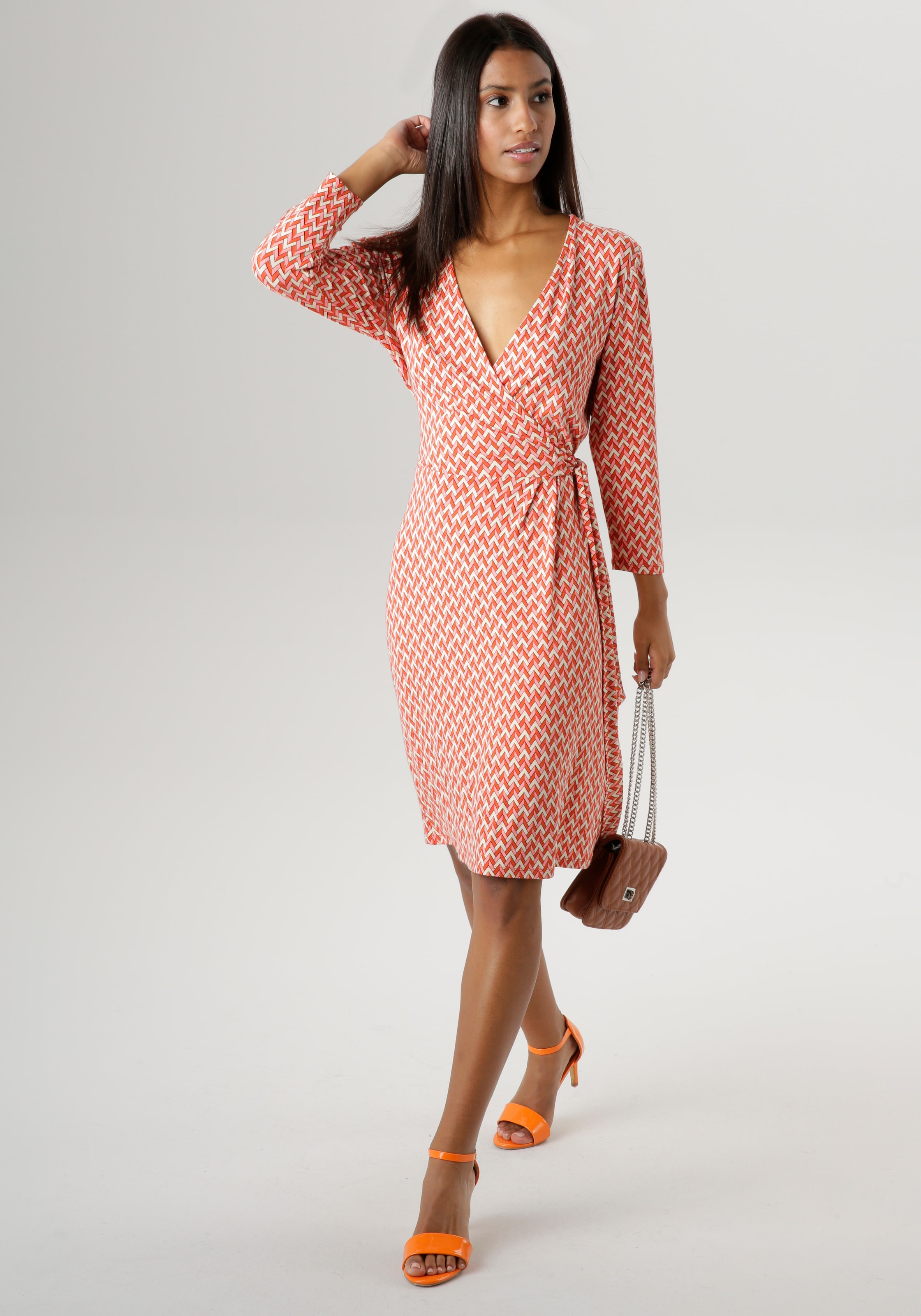 Aniston SELECTED Jerseykleid, mit geometrischem Bindedetail für und NEUE | bestellen Muster - BAUR KOLLEKTION seitlichem