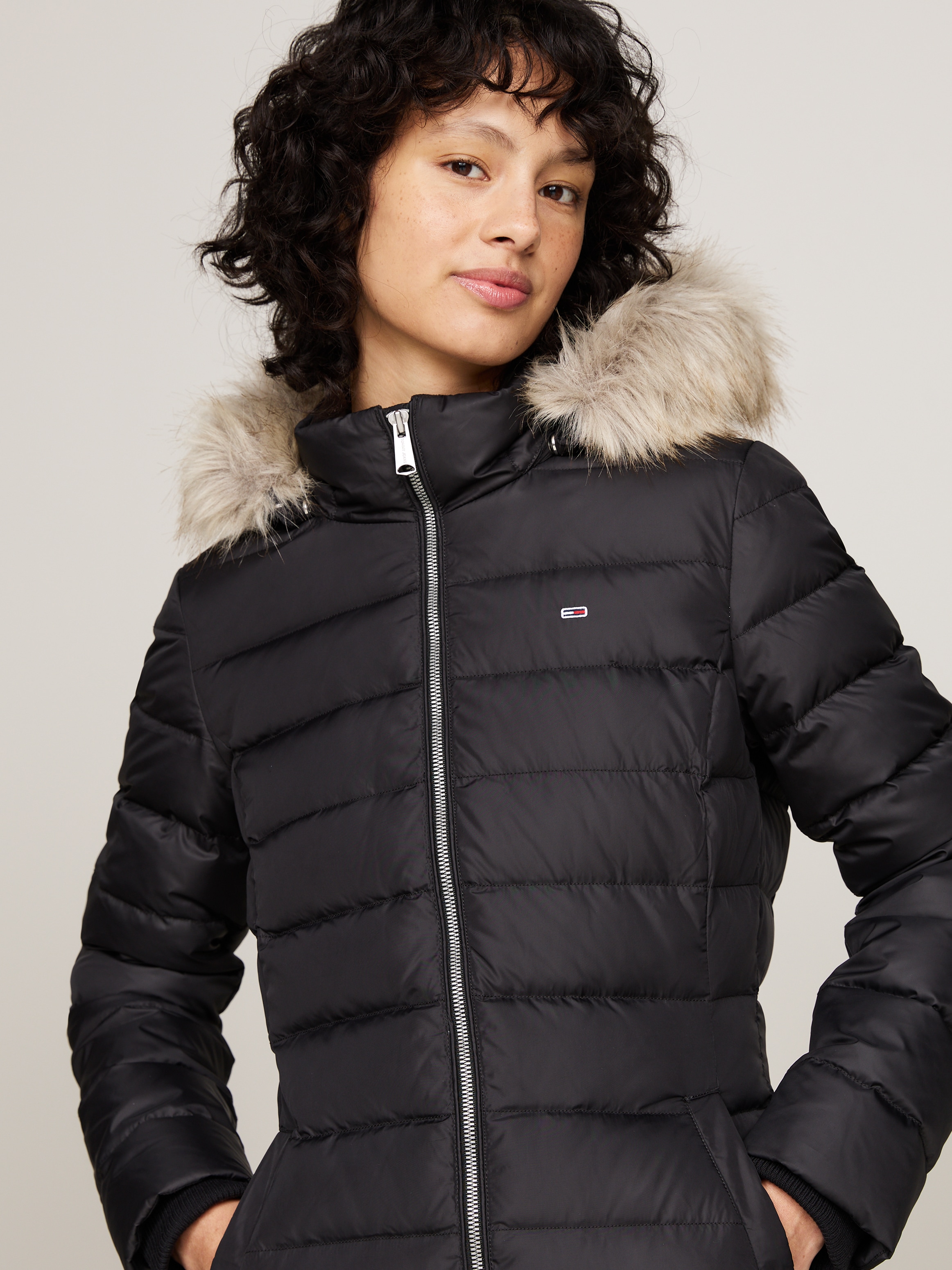 Tommy Jeans Steppmantel "TJW ESSENTIAL HOODED DOWN COAT", mit Fellimitat, Logostickerei