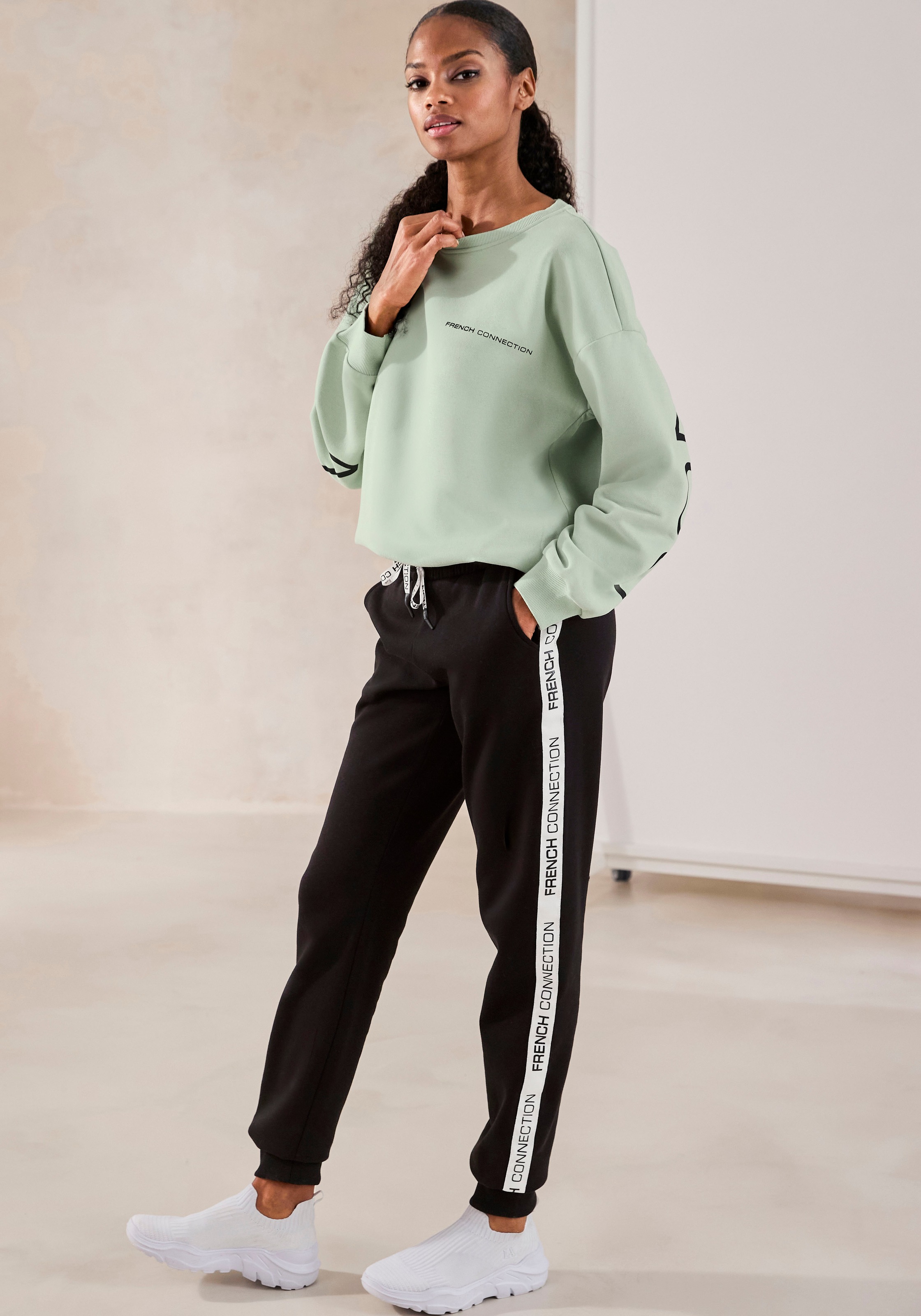 Thumbnail - French Connection Sweatshirt, mit großem Logodruck auf dem Rücken