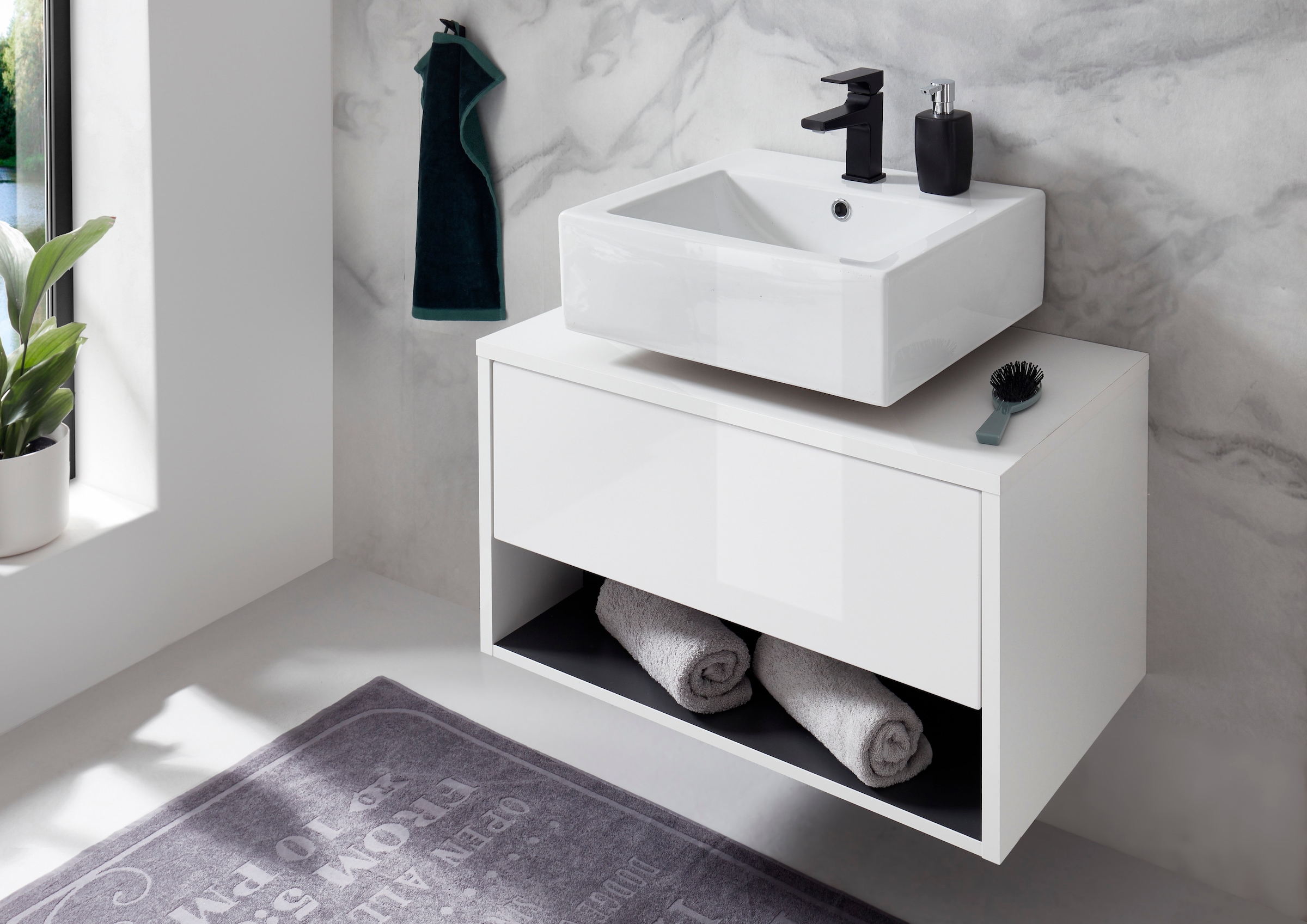 Places of Style Badmöbel-Set »Studio Line, Bad im modernen Design, 4-teiliges Badezimmer«, (4 St.), Schrank, Unterschrank und Spiegel, in zwei Farben verfügbar, Stauraum