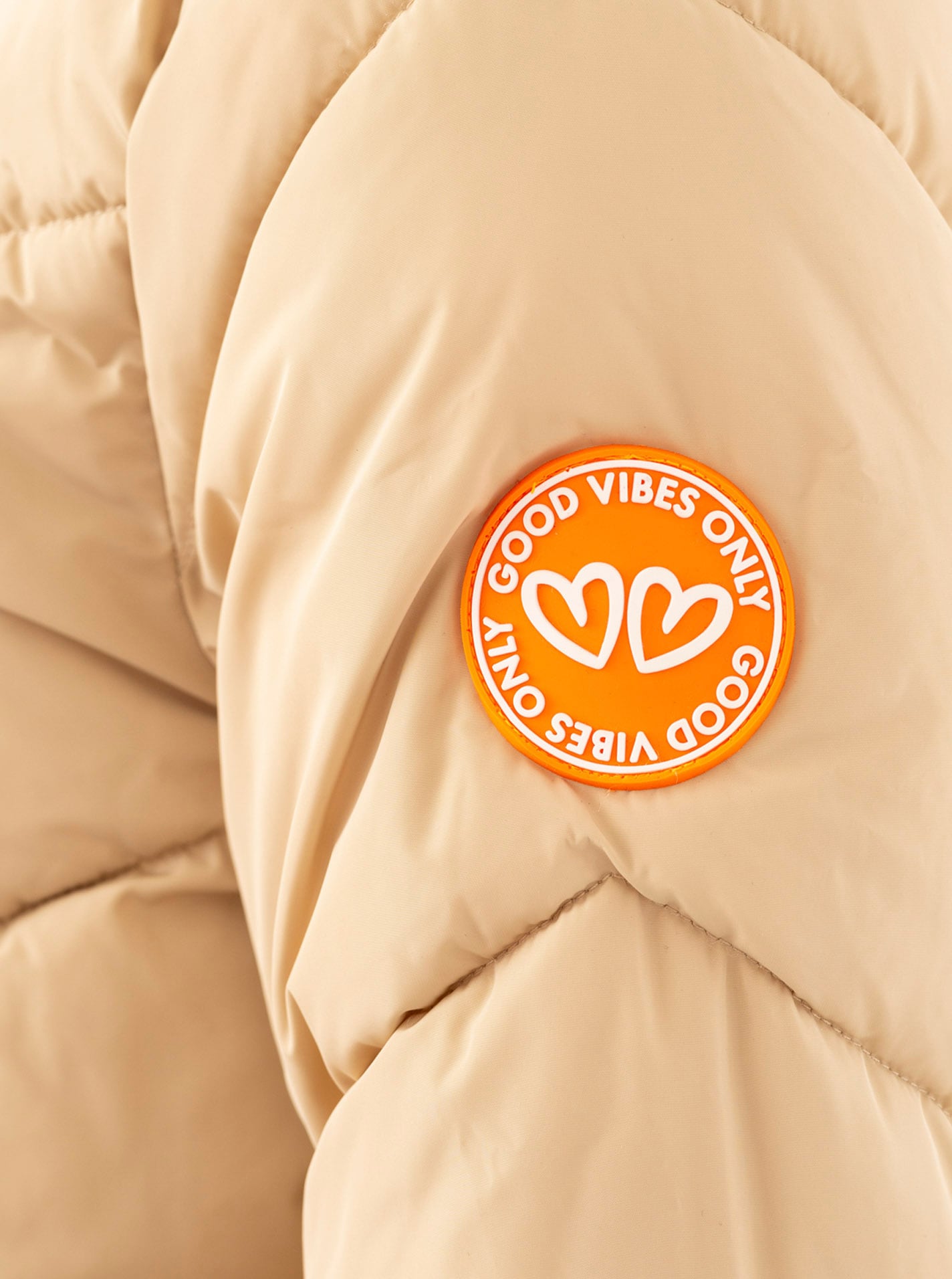 Zwillingsherz Steppmantel »"Happy Vibes"«, Print an Kapuze, farbigen Details und Zippern