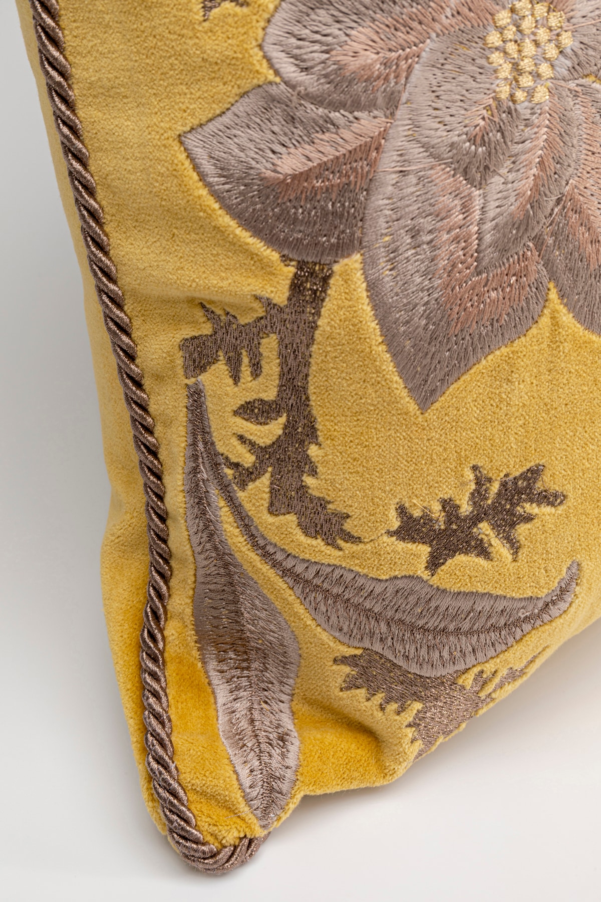 Kare Design Dekokissen »Lovely Flowers, Kissenhülle mit Füllung, 40x60 cm« stützt Kopf und Nacken angenehm und sorgt für erholsamen Schlaf