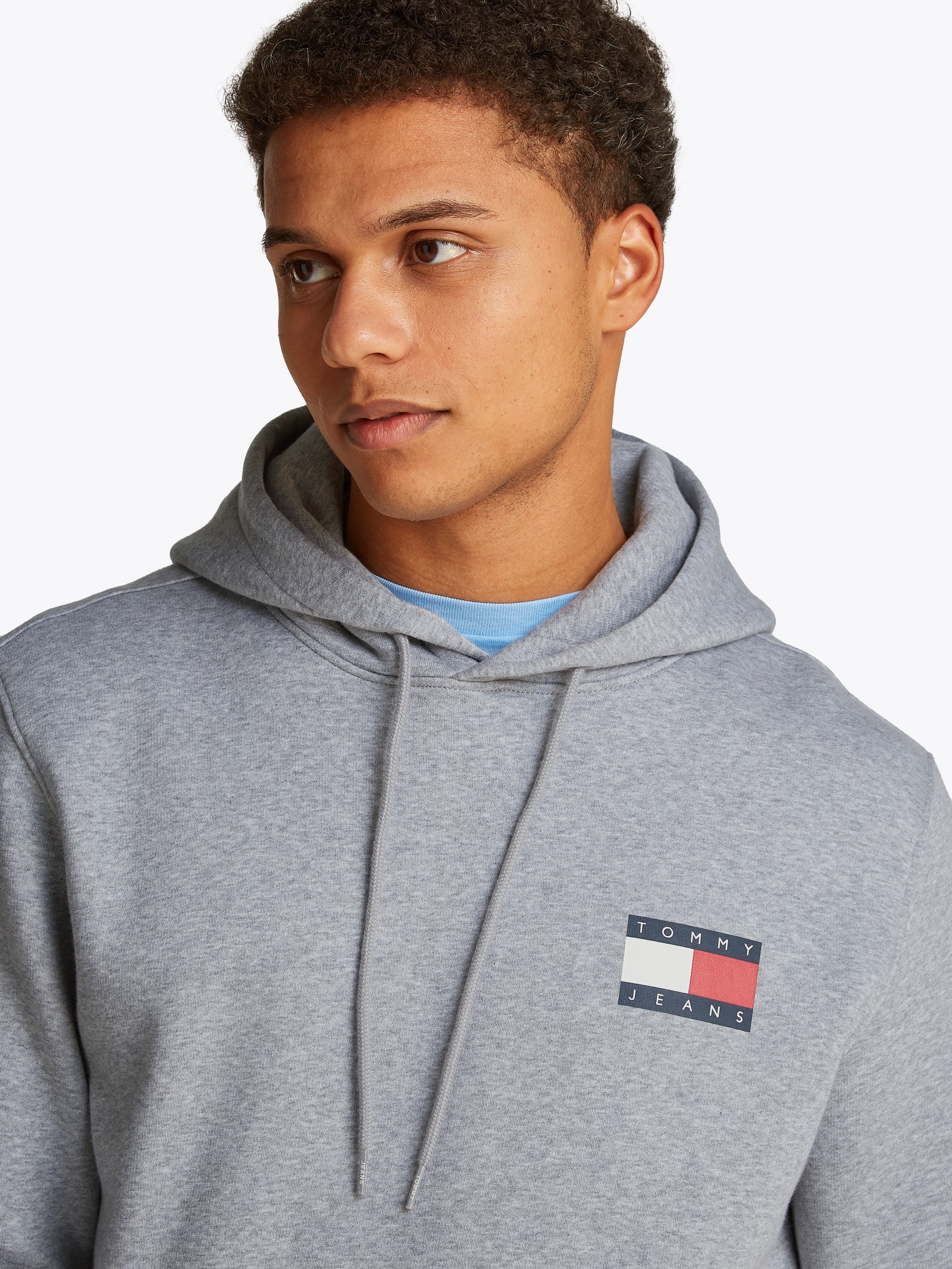 Tommy Jeans Sweatshirt "TJM REG ESSENTIAL FLAG HOOD EXT", mit bedruckten Ma günstig online kaufen