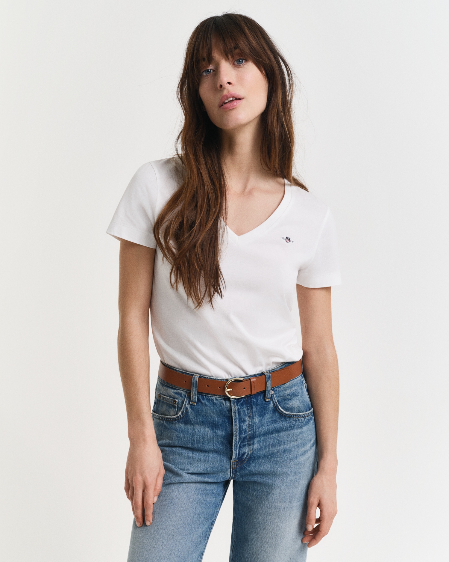 Gant T-Shirt »REG SHIELD KA V-NECK T-SHIRT«, mit einer kleinen Logostickerei auf der Brust
