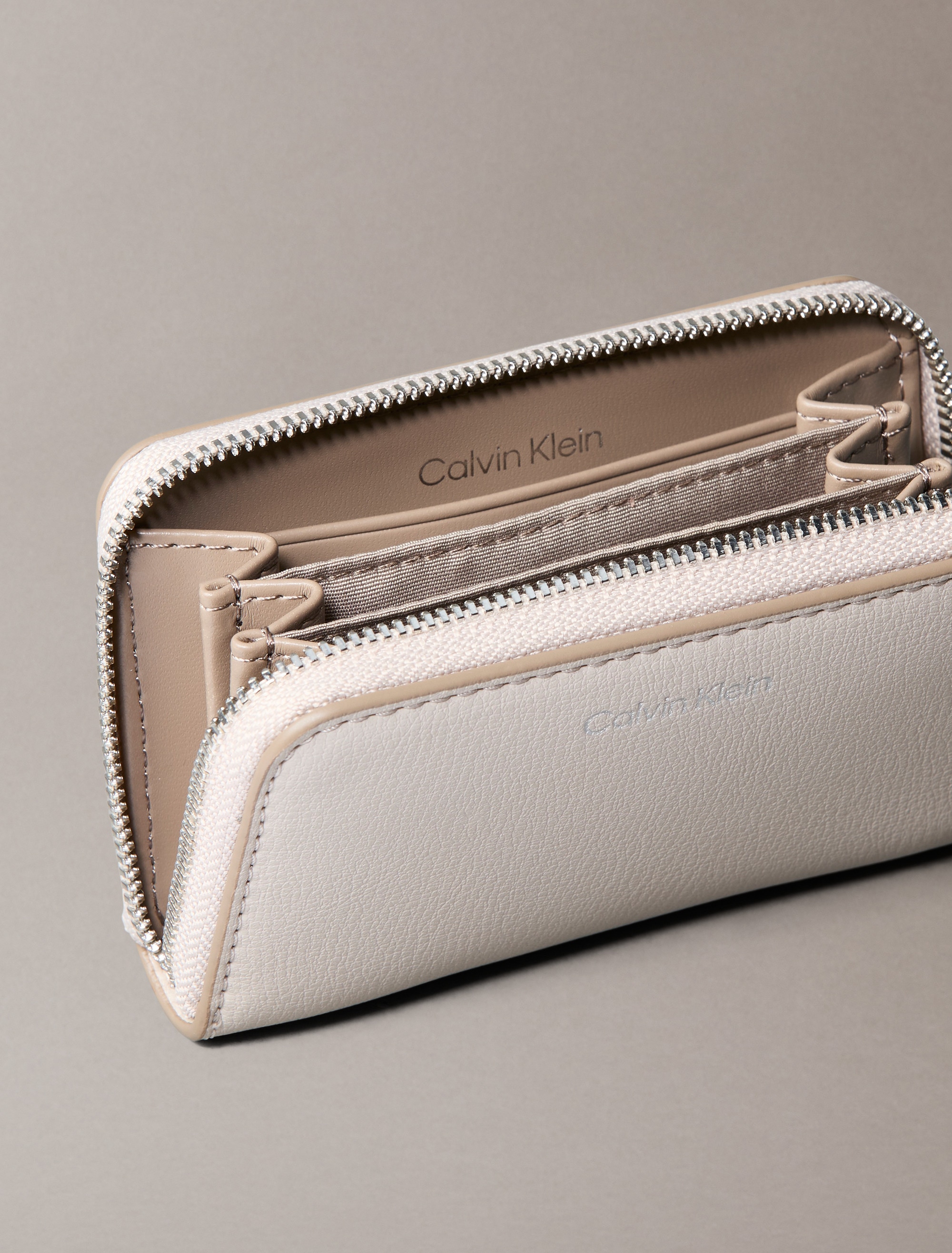 Calvin Klein Geldbörse »FOIL LOGO MEDIUM ZIP AROUND«, Geldbeutel, Damen Portemonnaie mit Logoschriftzung