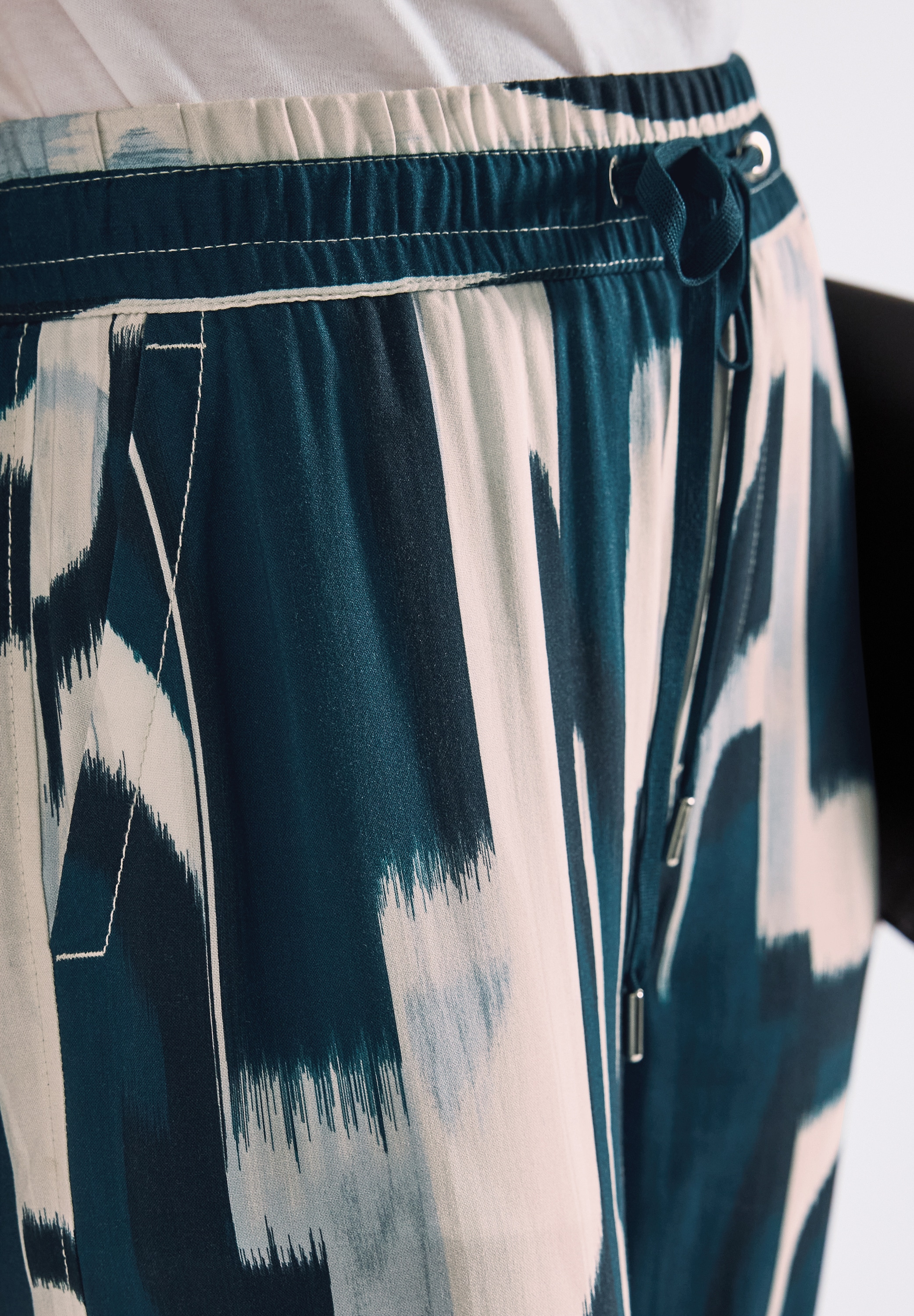 STREET ONE Stoffhose »Style Emee«, mit elastischem Bund und Tunnelzug, mit grafischem Muster