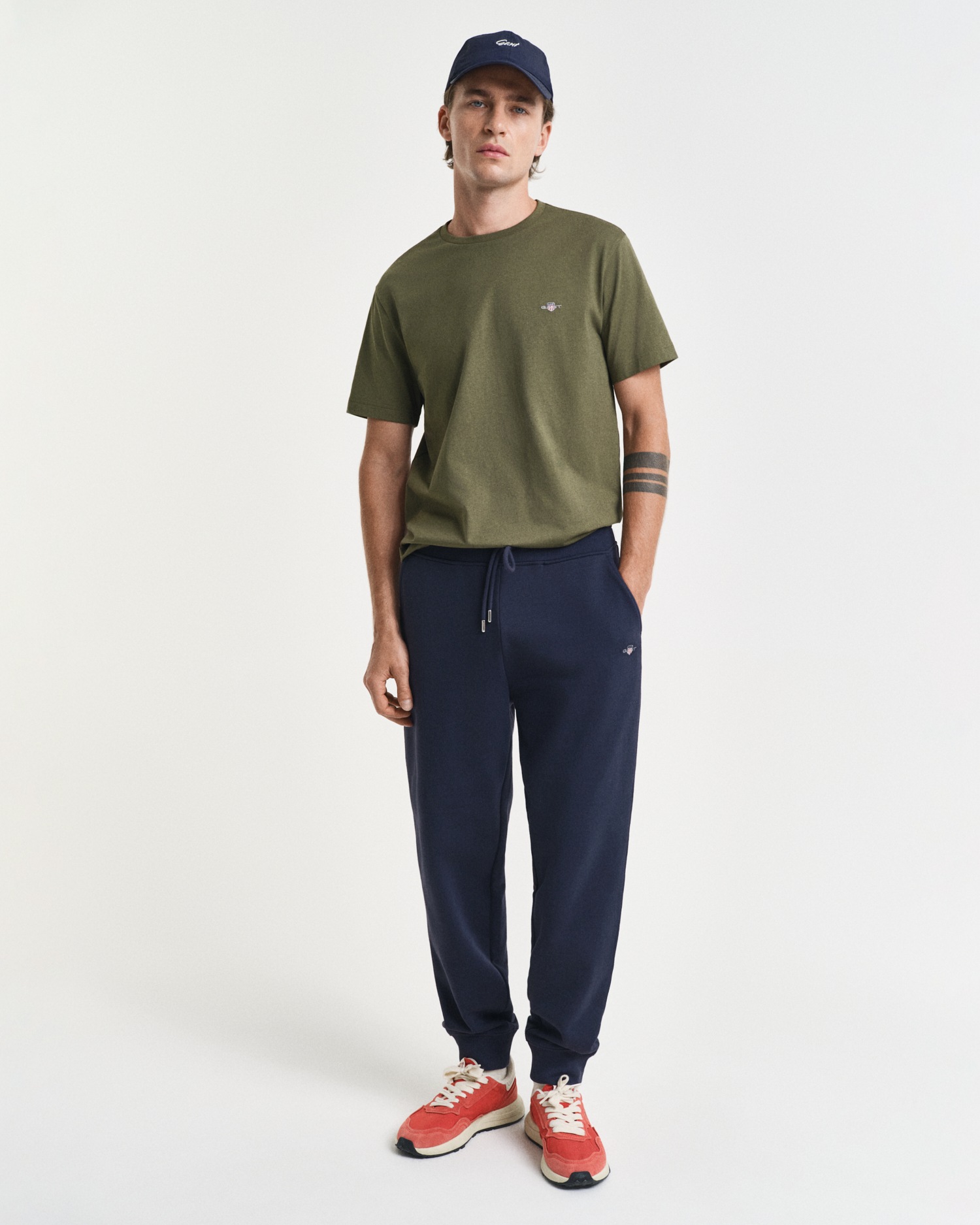 Thumbnail - Gant Sweathose "REG SHIELD SWEATPANTS" mit Logostickerei unterhalb des Bunds