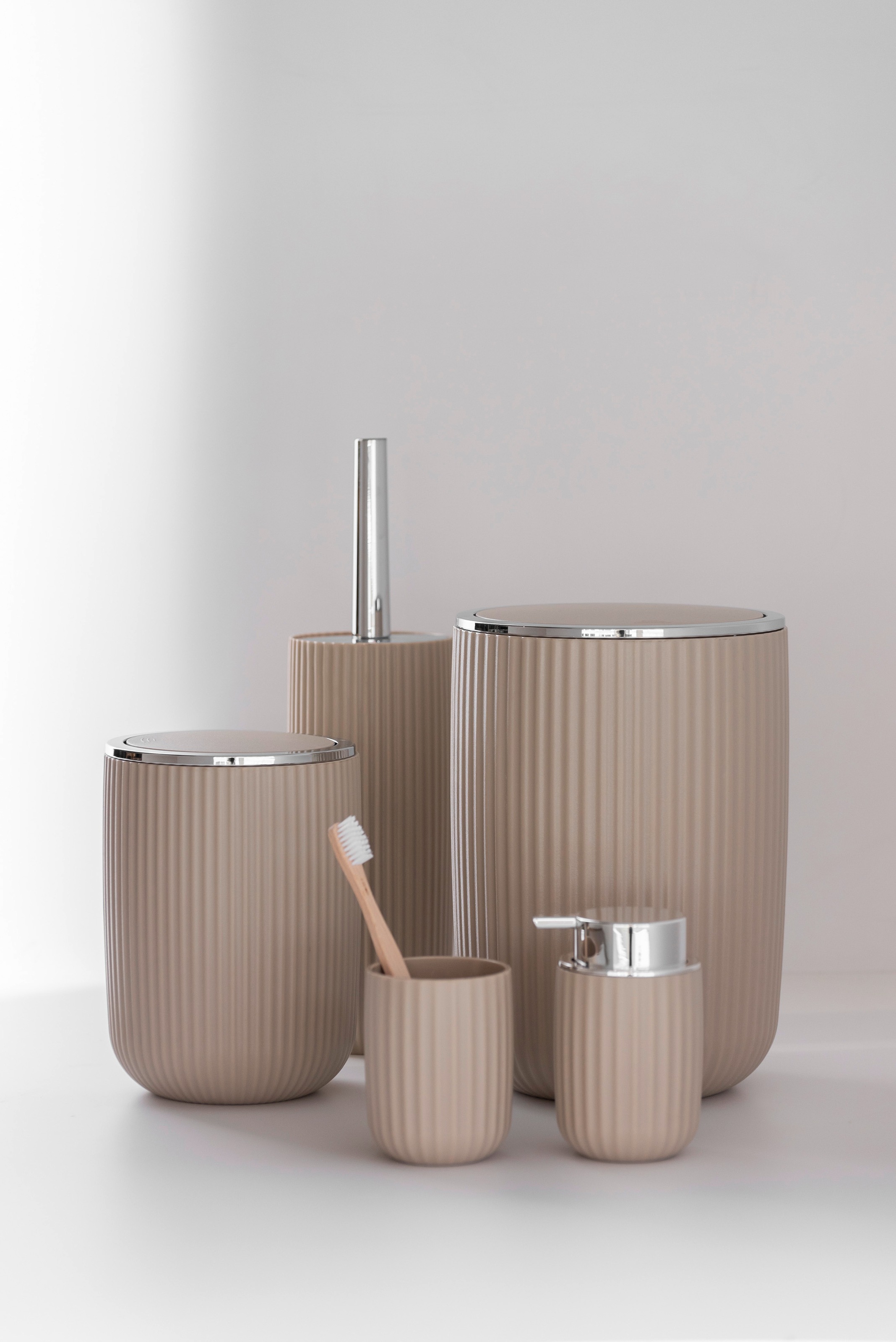 WENKO WC-Garnitur »Agropoli«, aus Kunststoff, beige, mit geschlosssener Form