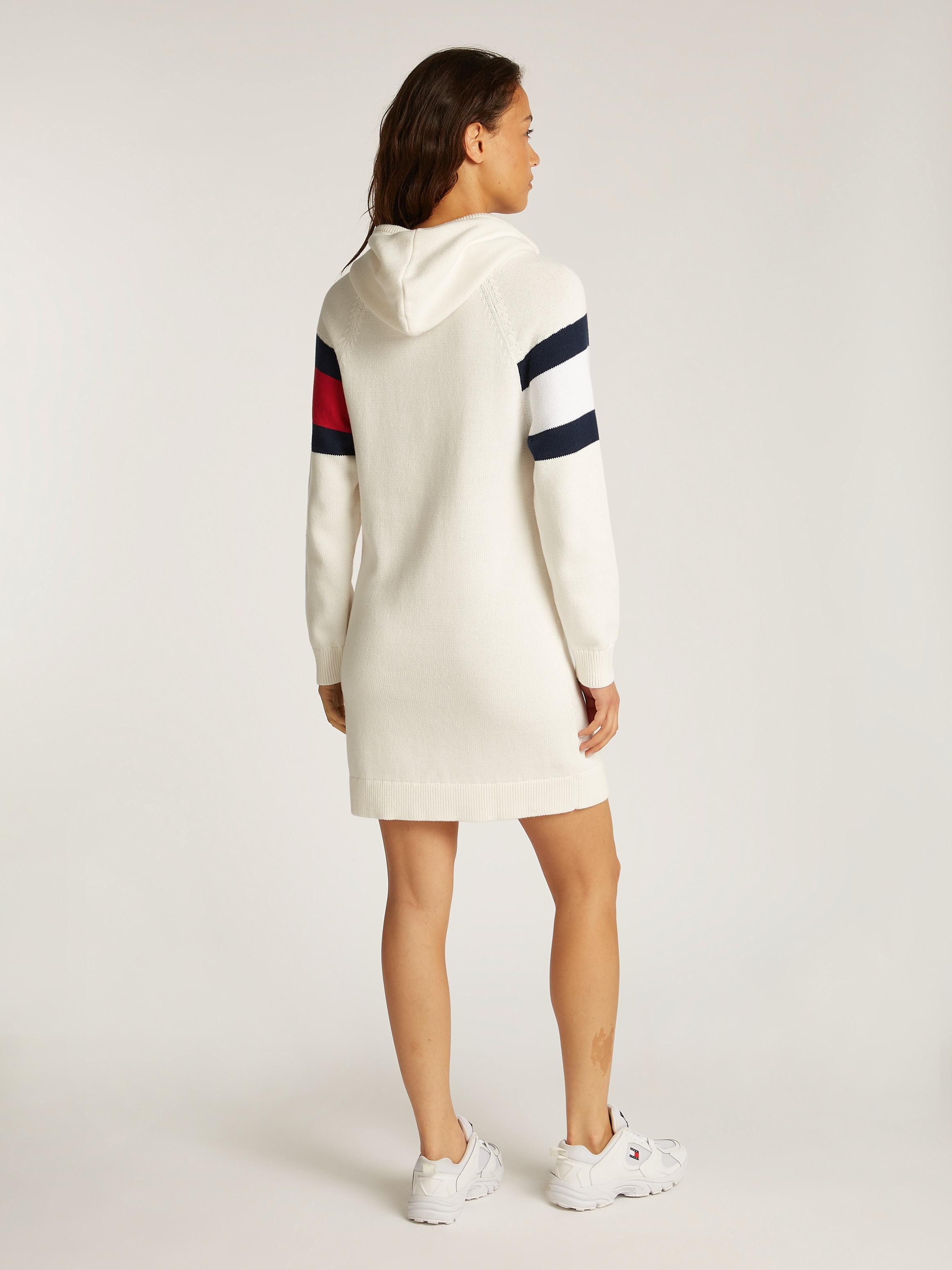 Tommy Jeans Strickkleid »TJW FLAG HOOD SWEATER DRESS EXT«, mit Logo-Flag