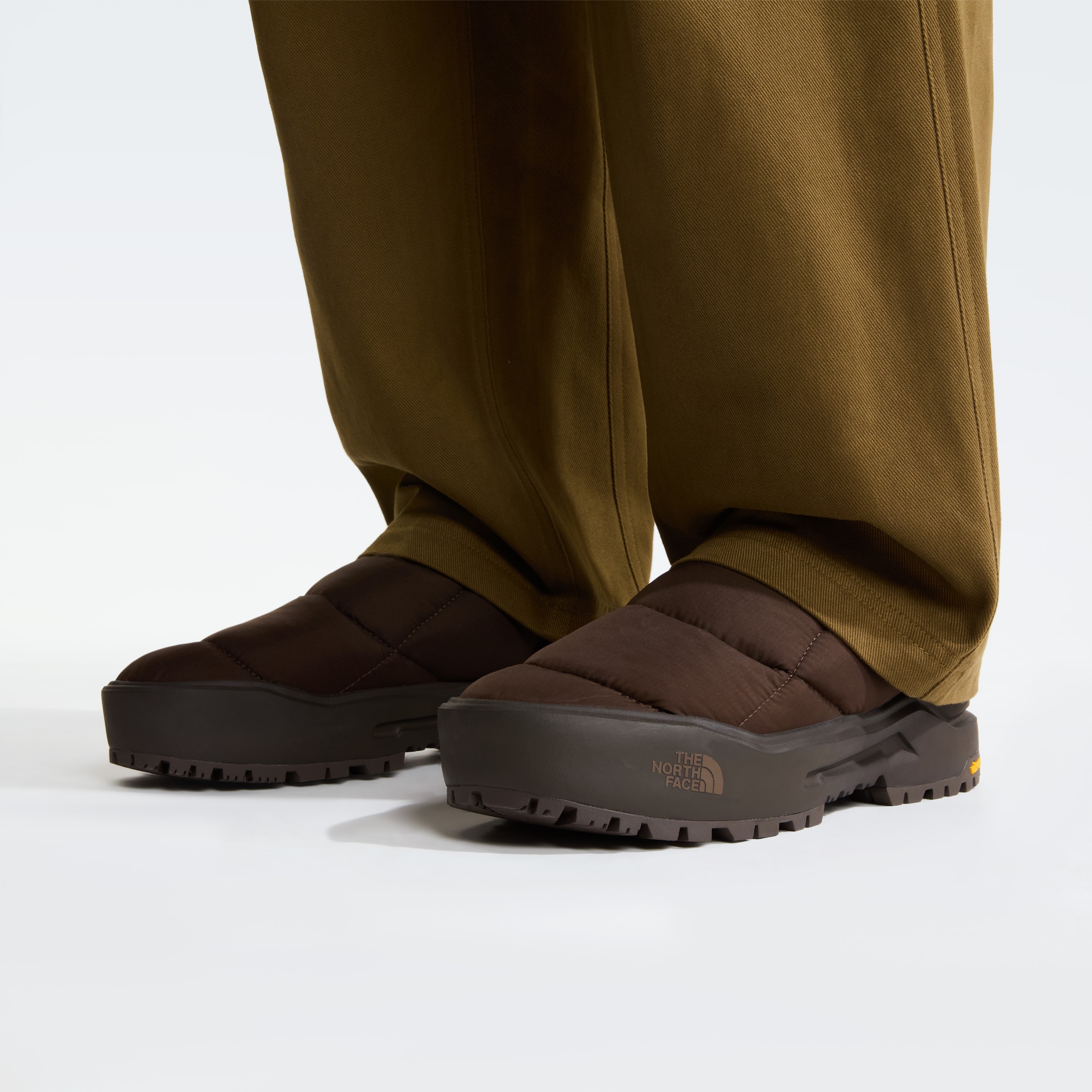 The North Face Outdoorschuh »BASE CAMP THERMOBALL MULE«  für Erwachsene, mit VIBRAM®Sohle, Laufsohle aus Gummi, ohne Verschluss