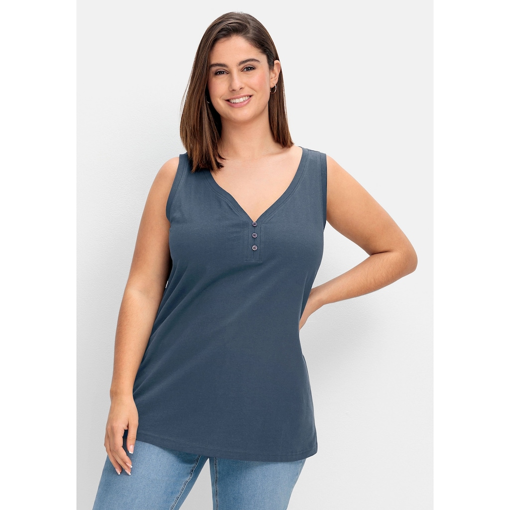 Sheego Tanktop »Große Größen« mit V-Ausschnitt und Zierknopfleiste Sheego Tanktop »Große Größen« mit V-Ausschnitt und Zierknopfleiste
