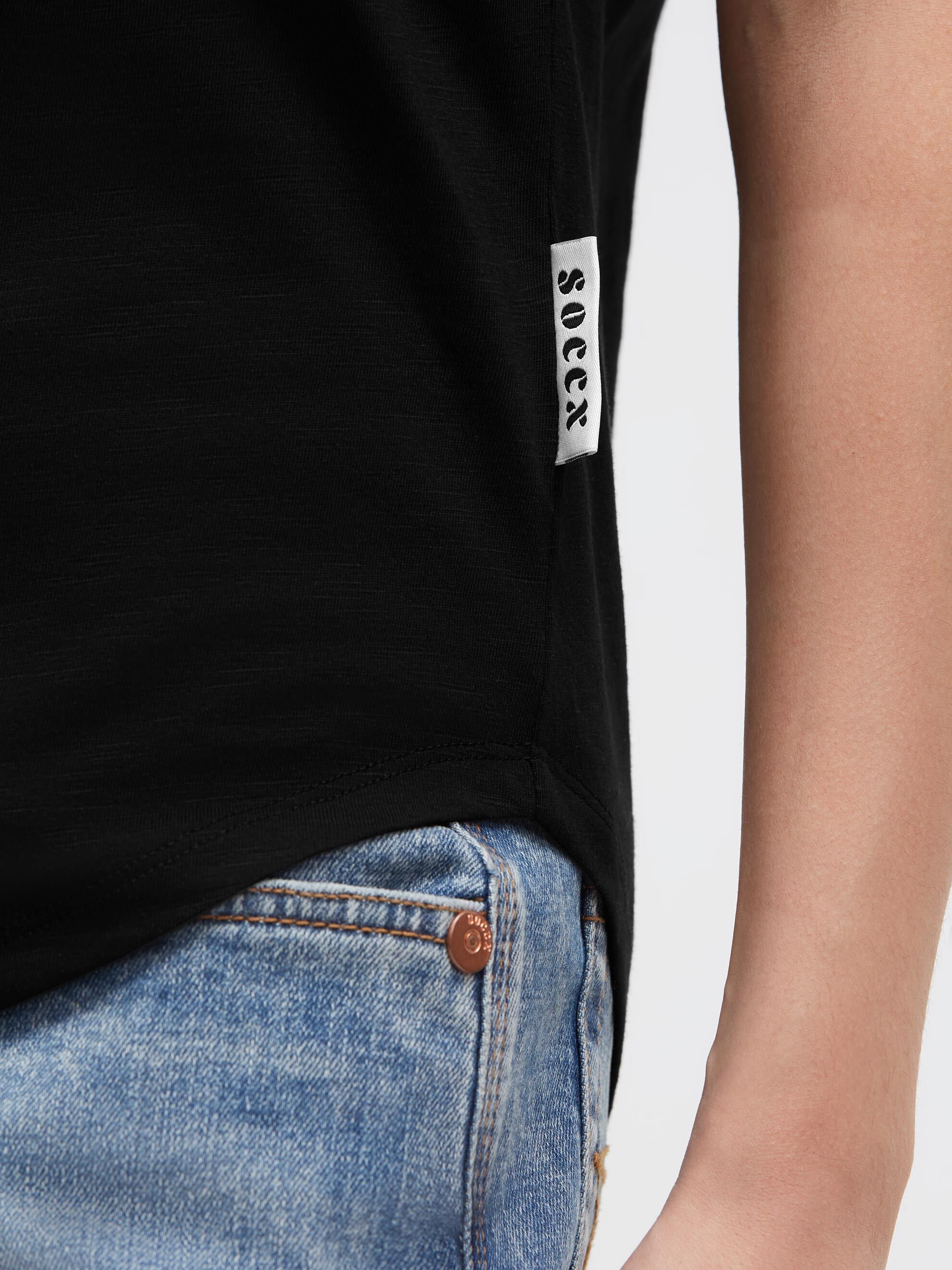 SOCCX V-Shirt mit überschnittener Schulter