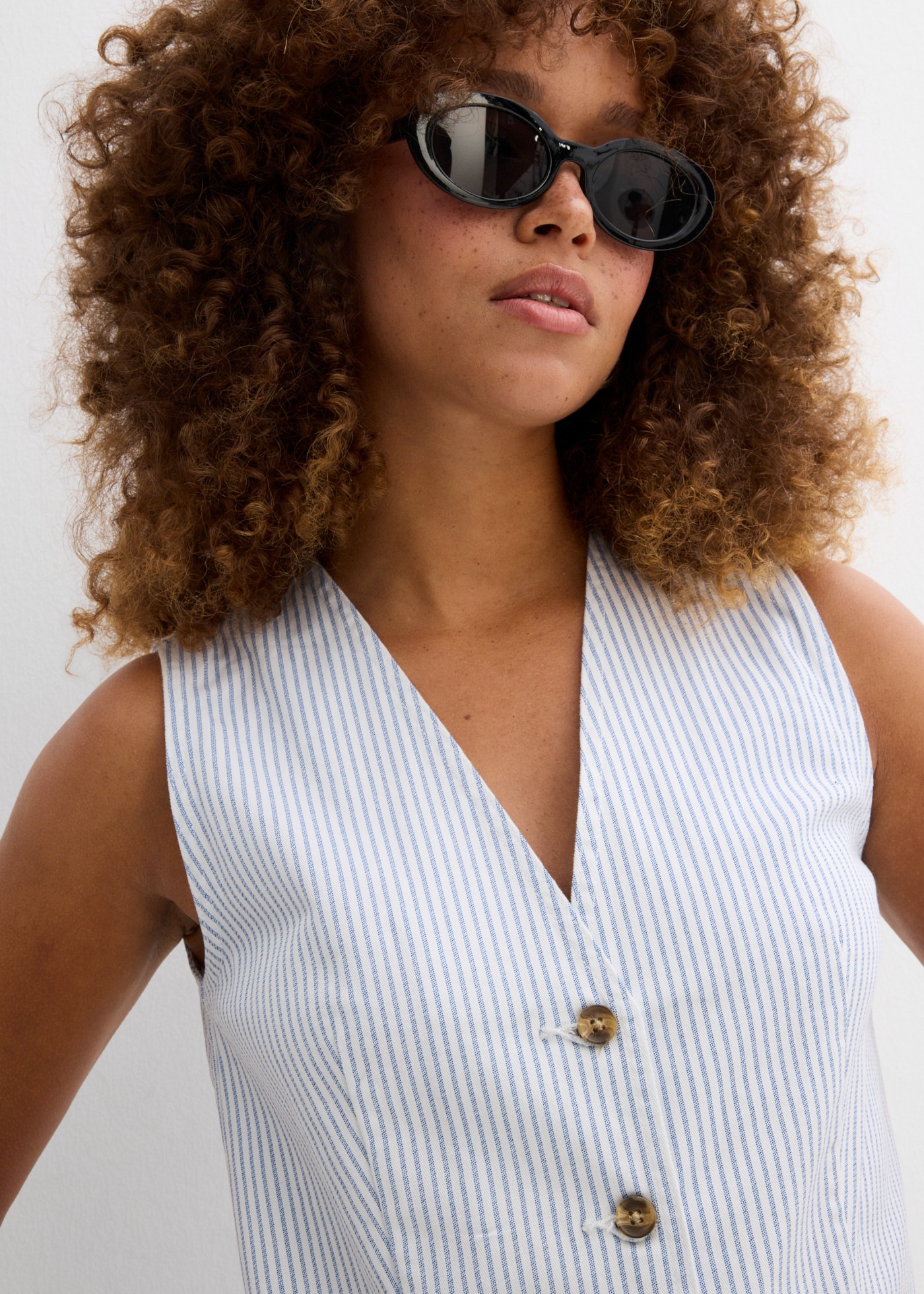 bonprix Jeansweste lockerer Schnitt, ohne Kragen, gestreiftes Design, mit Elasthan-Anteil