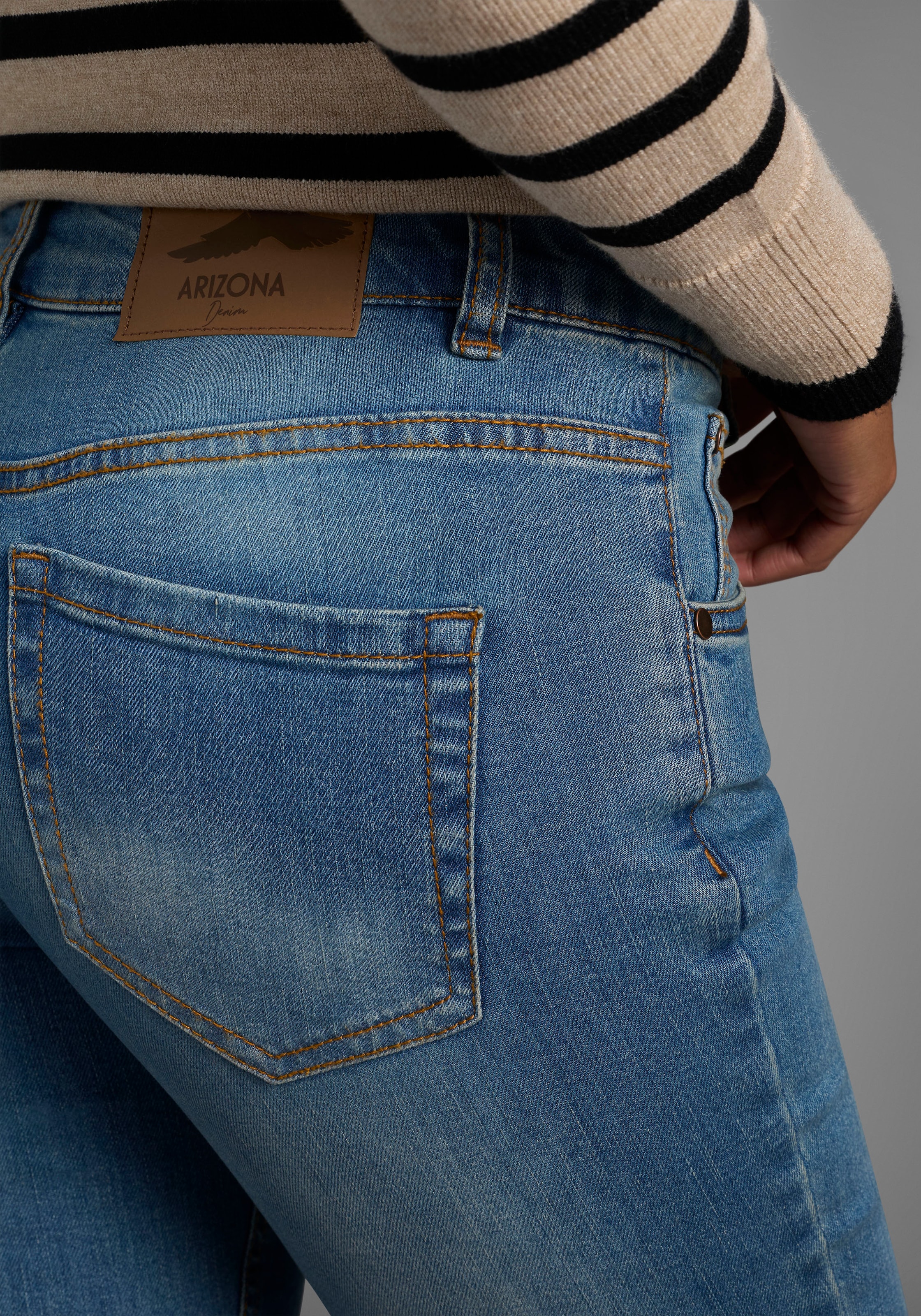 Arizona Slim-fit-Jeans »Bund mit seitlichem Gummizugeinsatz«, schmale Passform, Röhrenjeans, Used-Waschung, hohe Leibhöhe